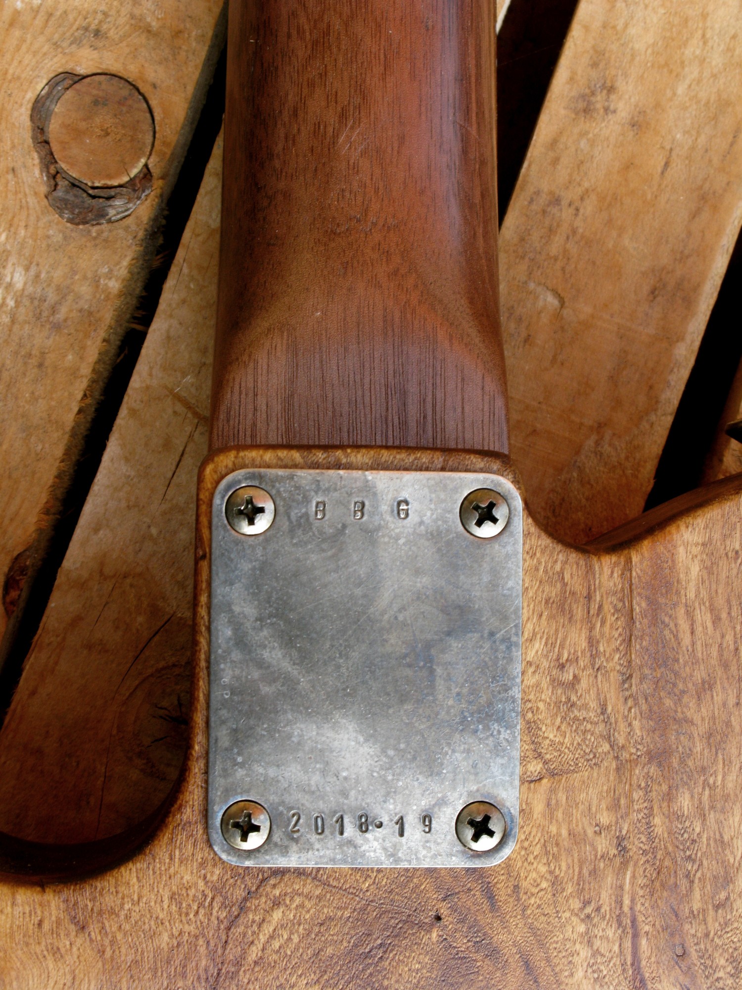 Piastra del manico di una chitarra Telecaster in pioppo antico