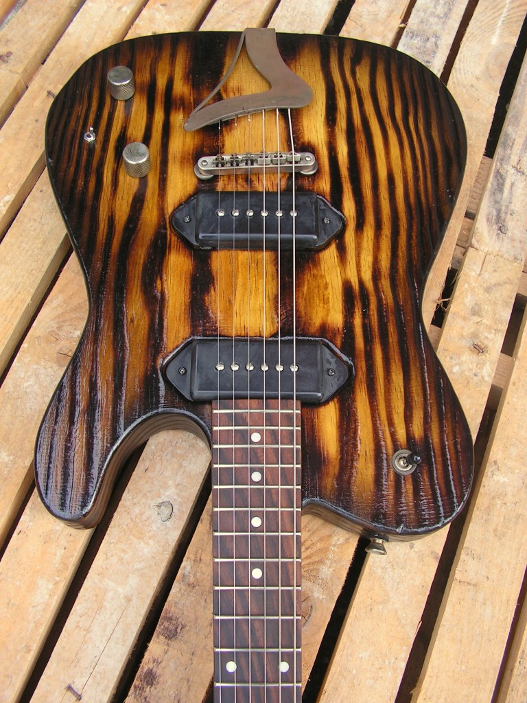 Body di una chitarra Telecaster in pino roasted con due P90