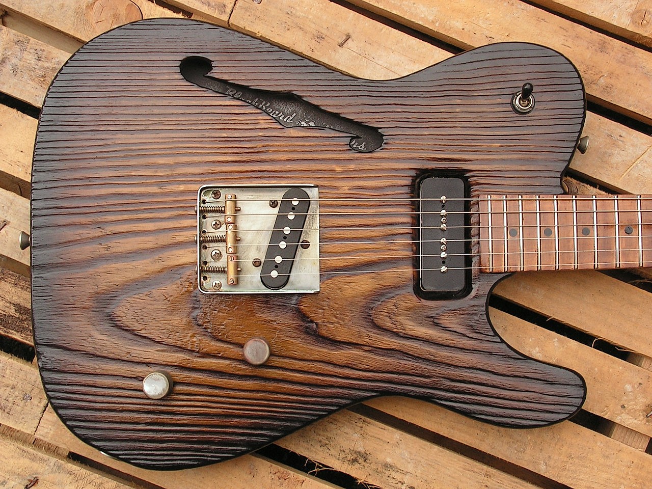 Body di una chitarra Telecaster Thinline in pino roasted