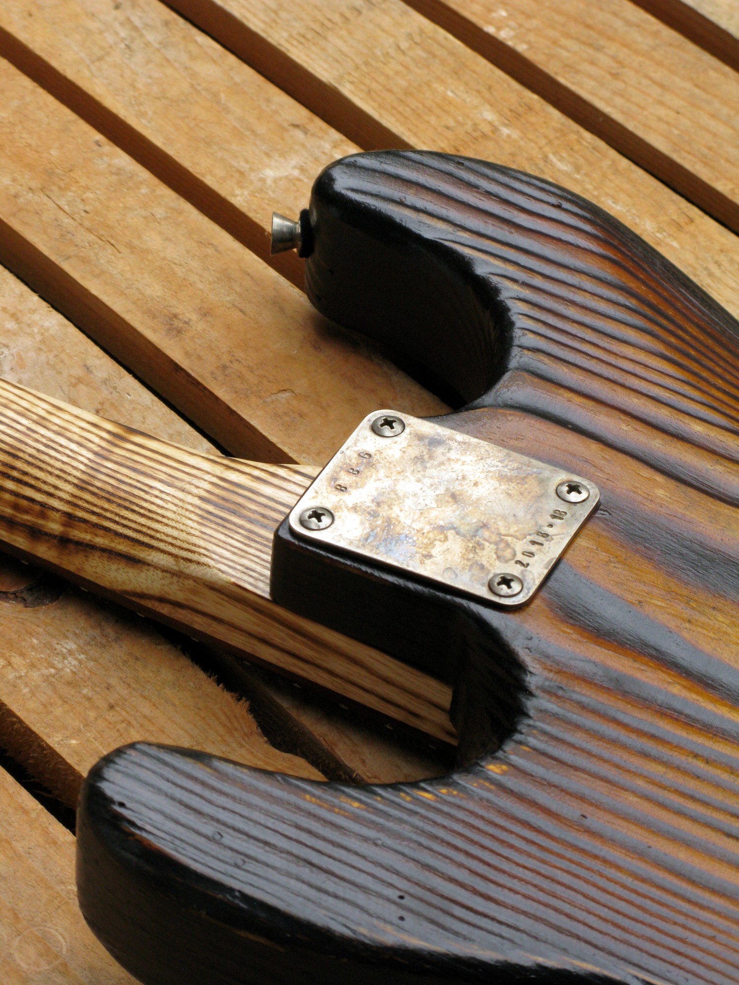 Retro del body di una Stratocaster in pino