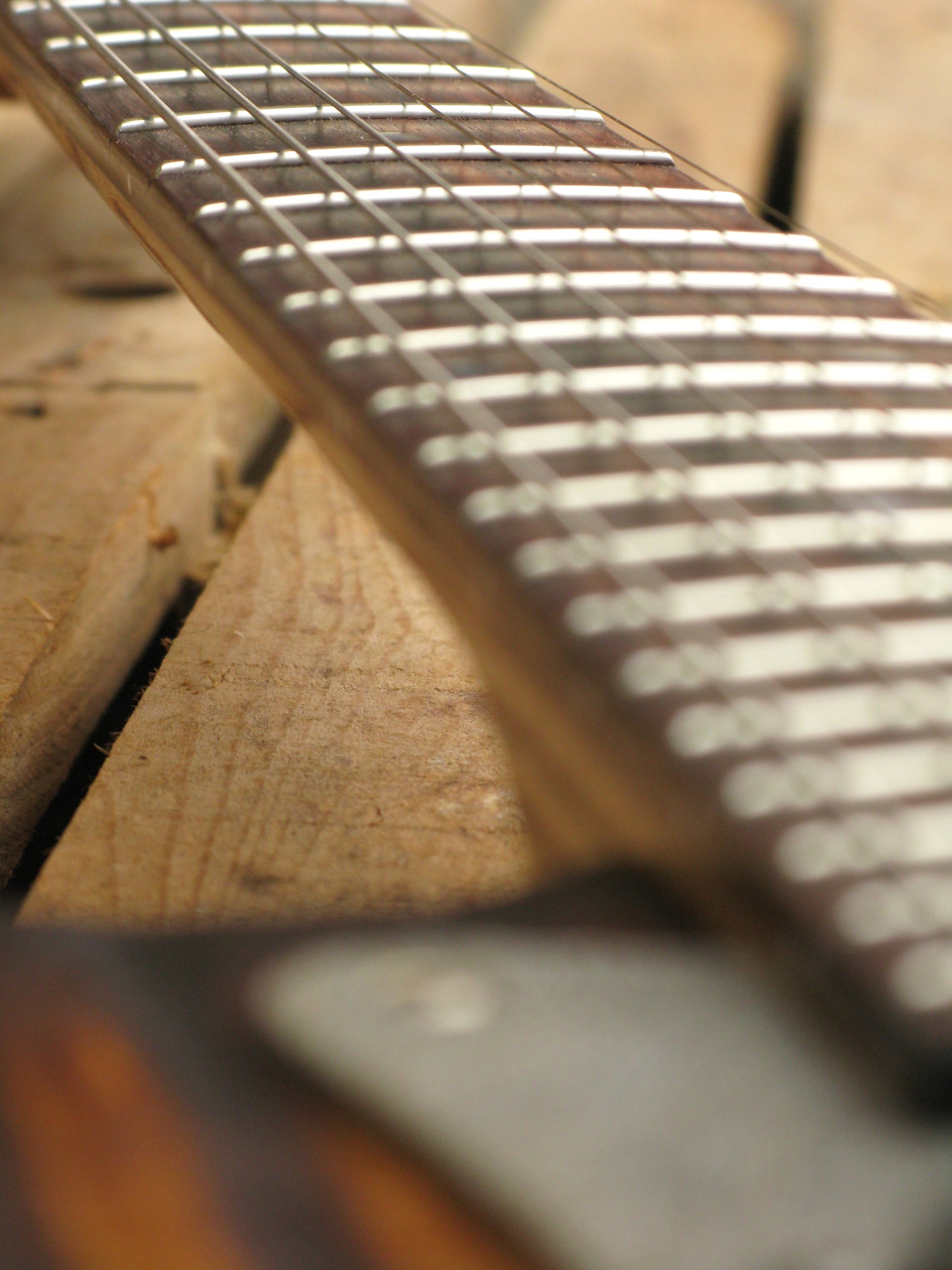 Tastiera in palissandro di una chitarra elettrica Stratocaster in pino