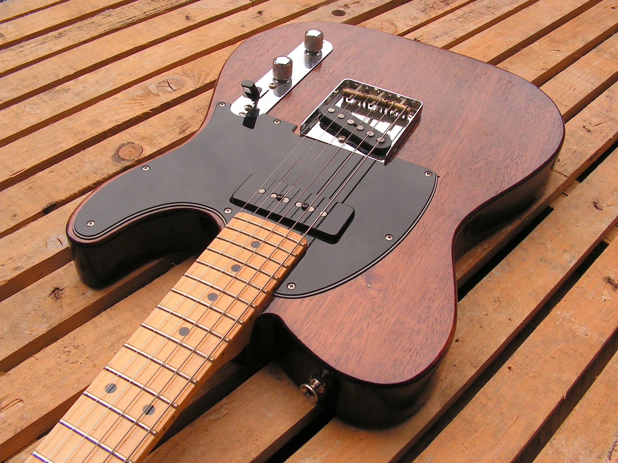 Body di una chitarra elettrica modello Telecaster dal corpo in mogano e manico in acero