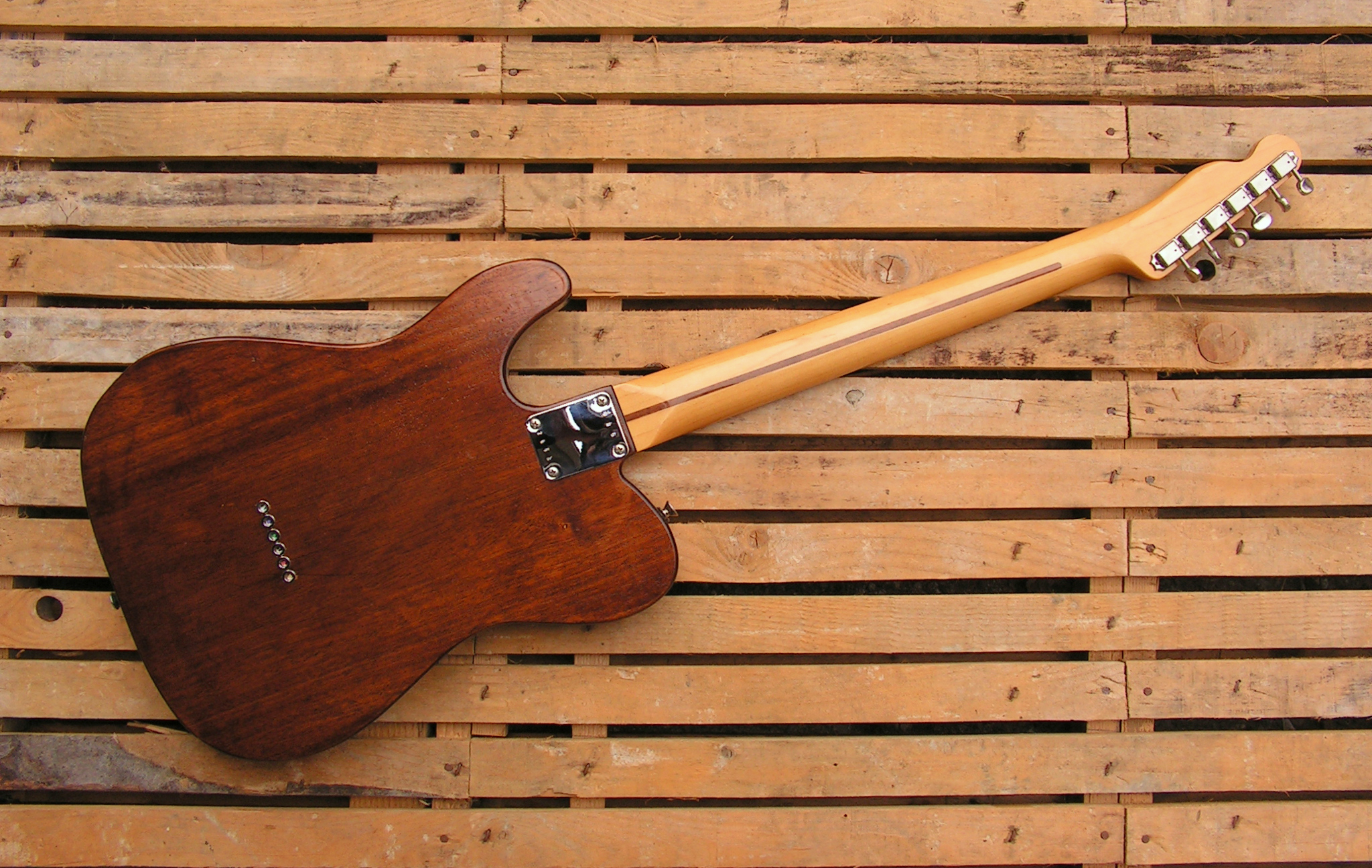 Retro di una chitarra elettrica modello Telecaster dal corpo in mogano e manico in acero