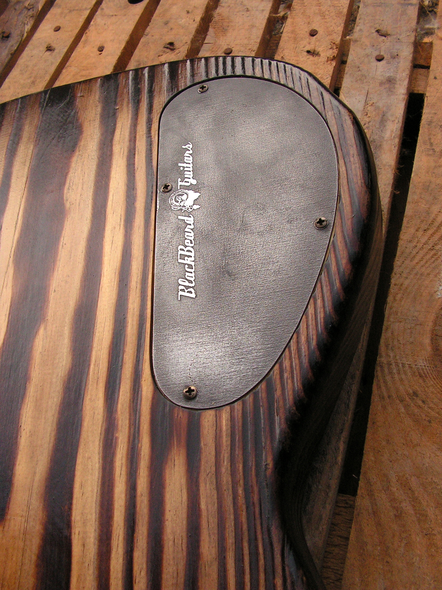 Retro del body in pino di un basso elettrico Precision con top ricavato da una cassetta di liquori