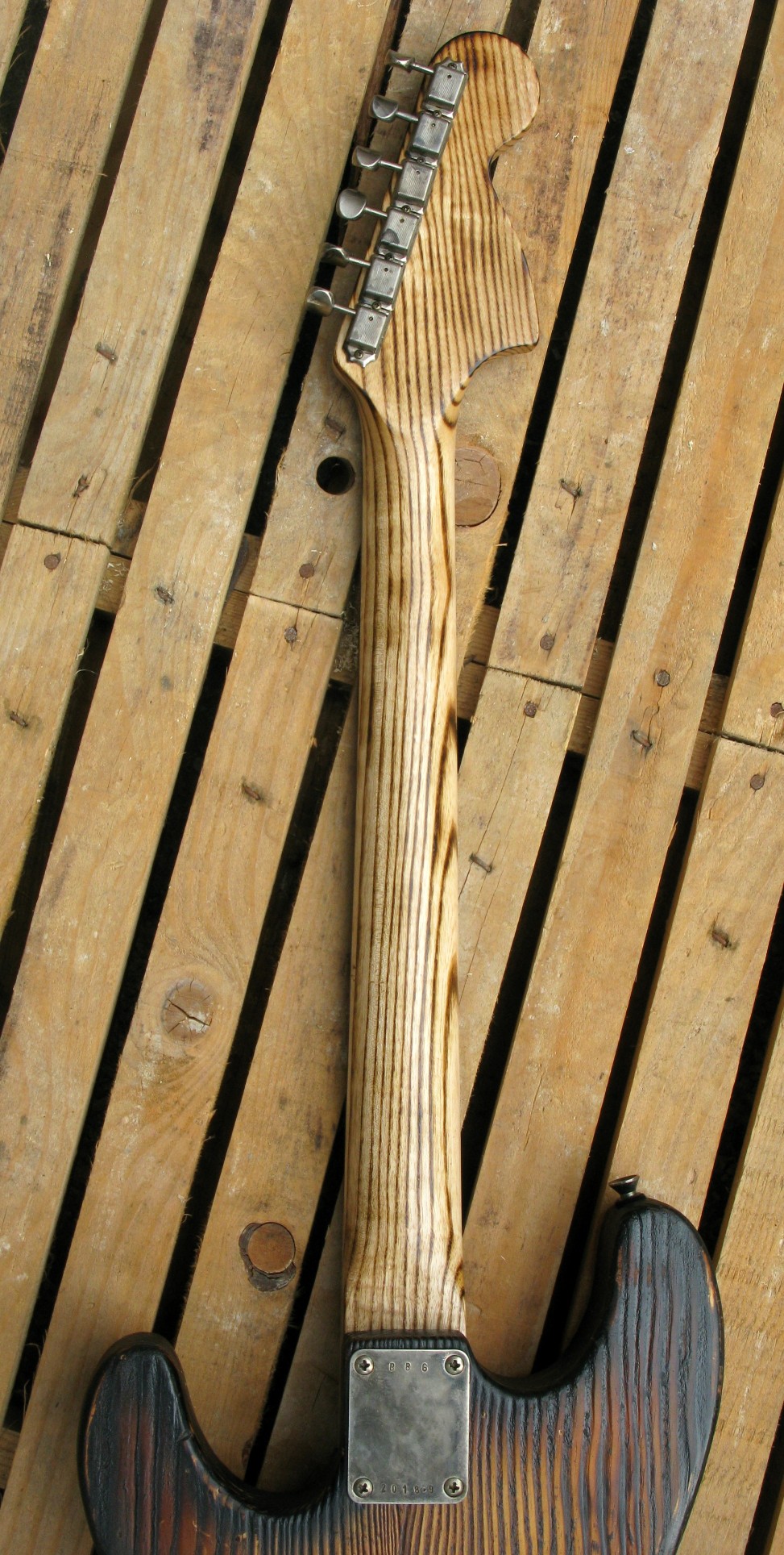 Chitarra modello Stratocaster, body in pino, manico in frassino, reverse: manico