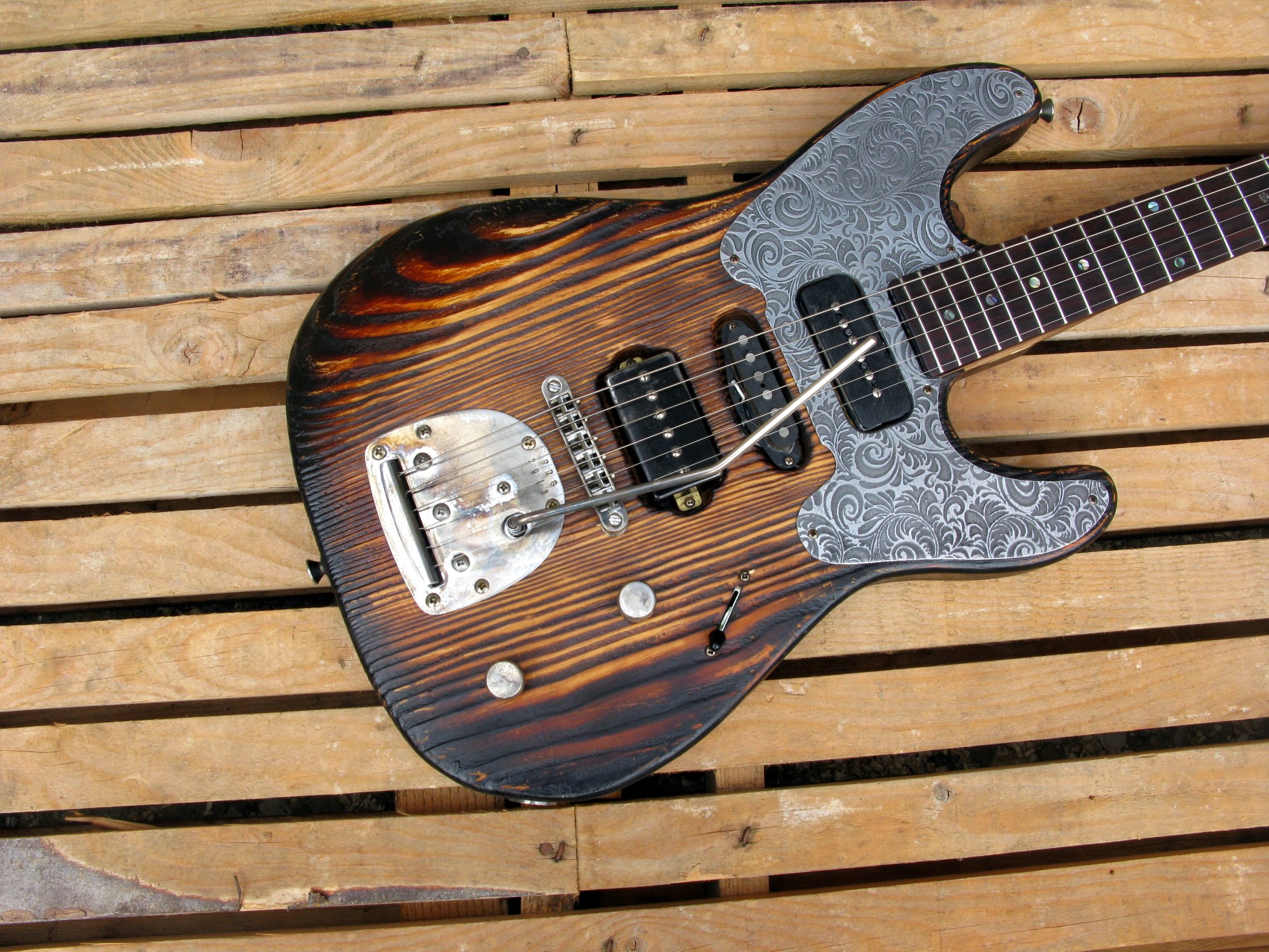 Chitarra modello Stratocaster, body in pino, manico in frassino, reverse: body