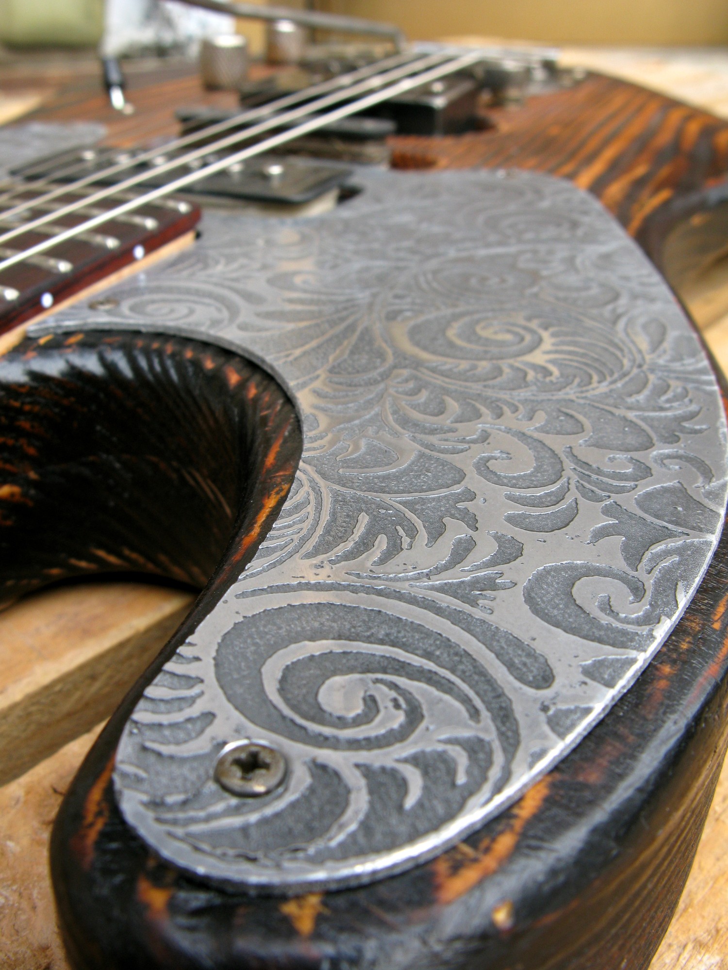 Chitarra modello Stratocaster, body in pino, manico in frassino, reverse: battipenna inciso