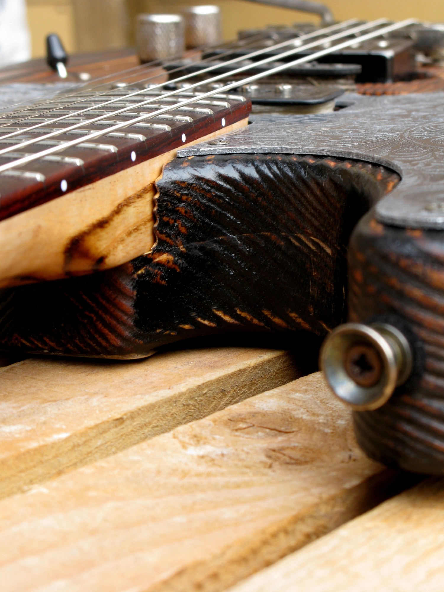 Chitarra modello Stratocaster, body in pino, manico in frassino, reverse: spalla