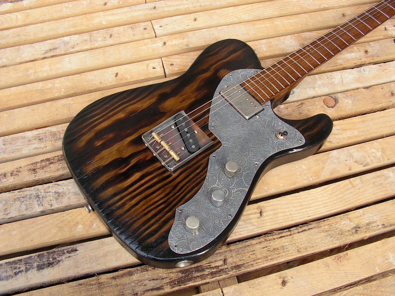 Body di chitarra modello Telecaster in pino con humbucker al manico