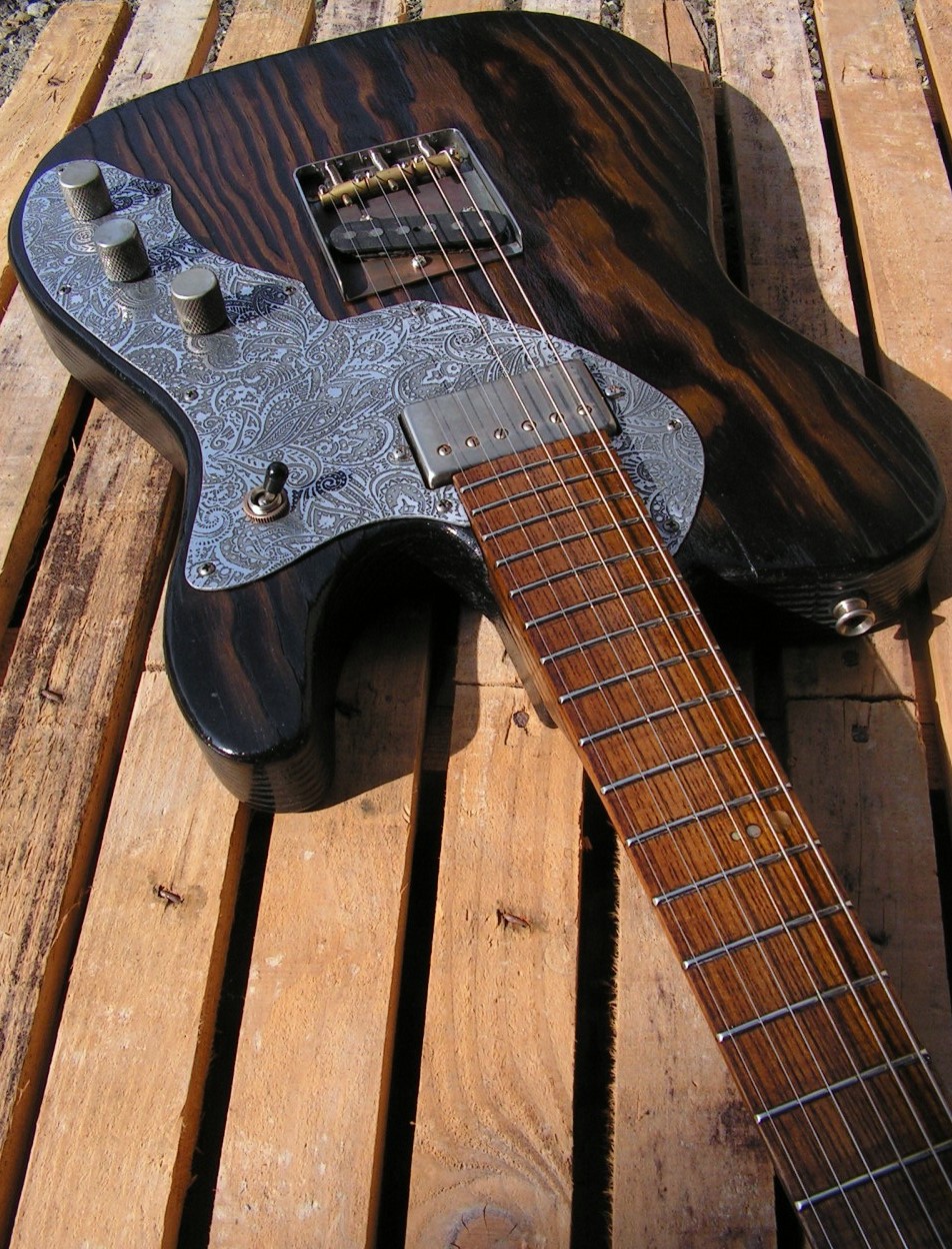 foto di chitarra modello Telecaster in pino con humbucker al manico