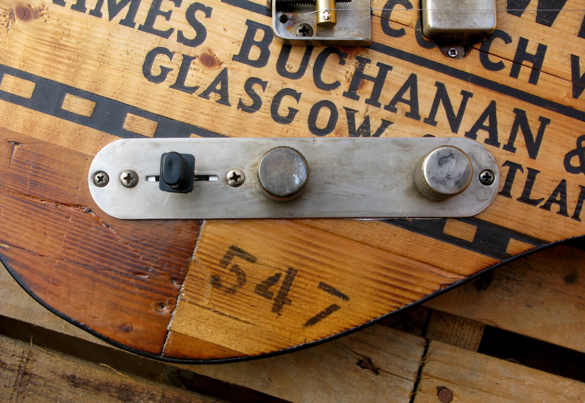 Dettaglio del body di una telecaster in pino con top riciclato da cassa di whisky