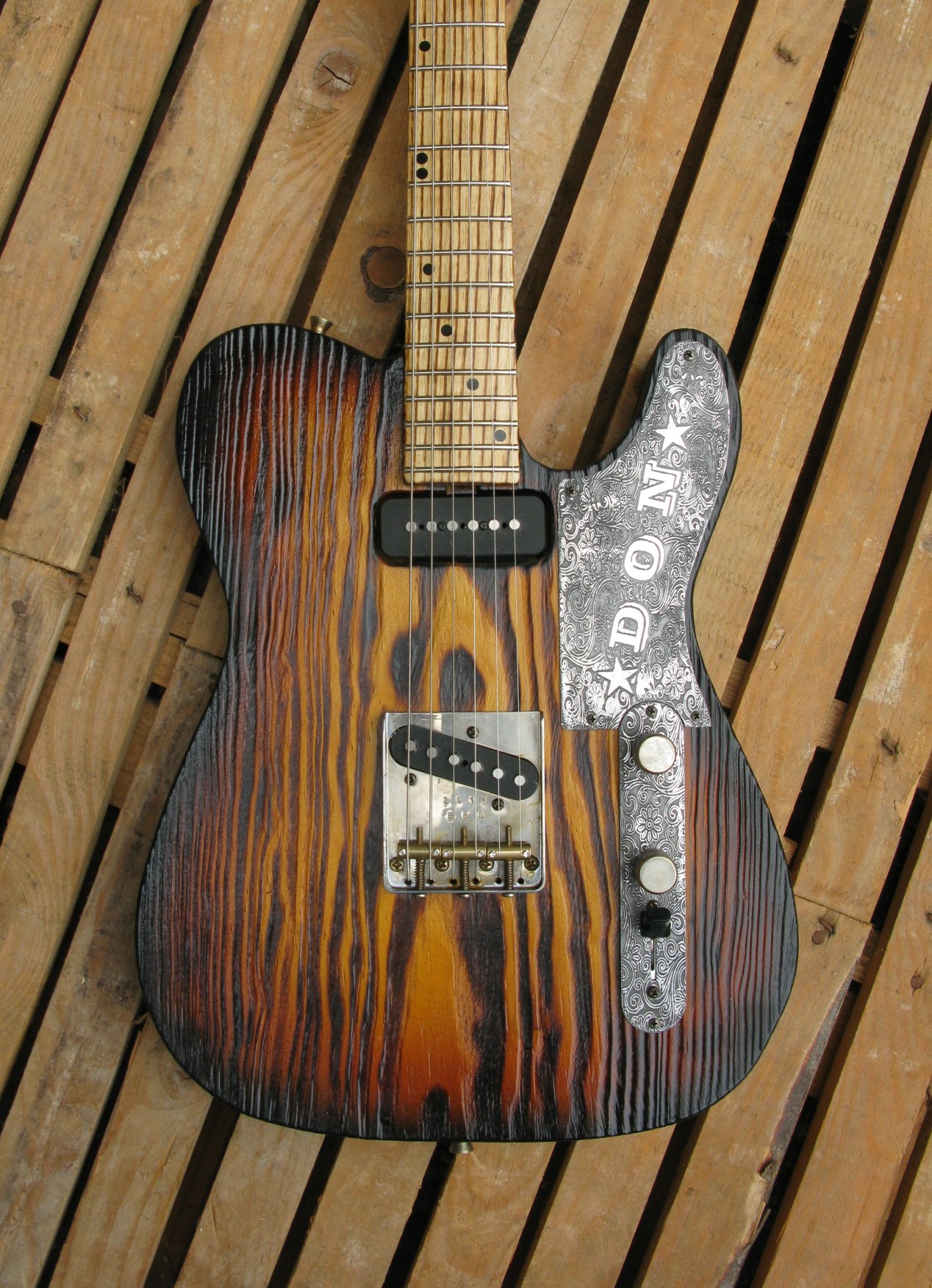 Body di una chitarra Telecaster in pino roasted