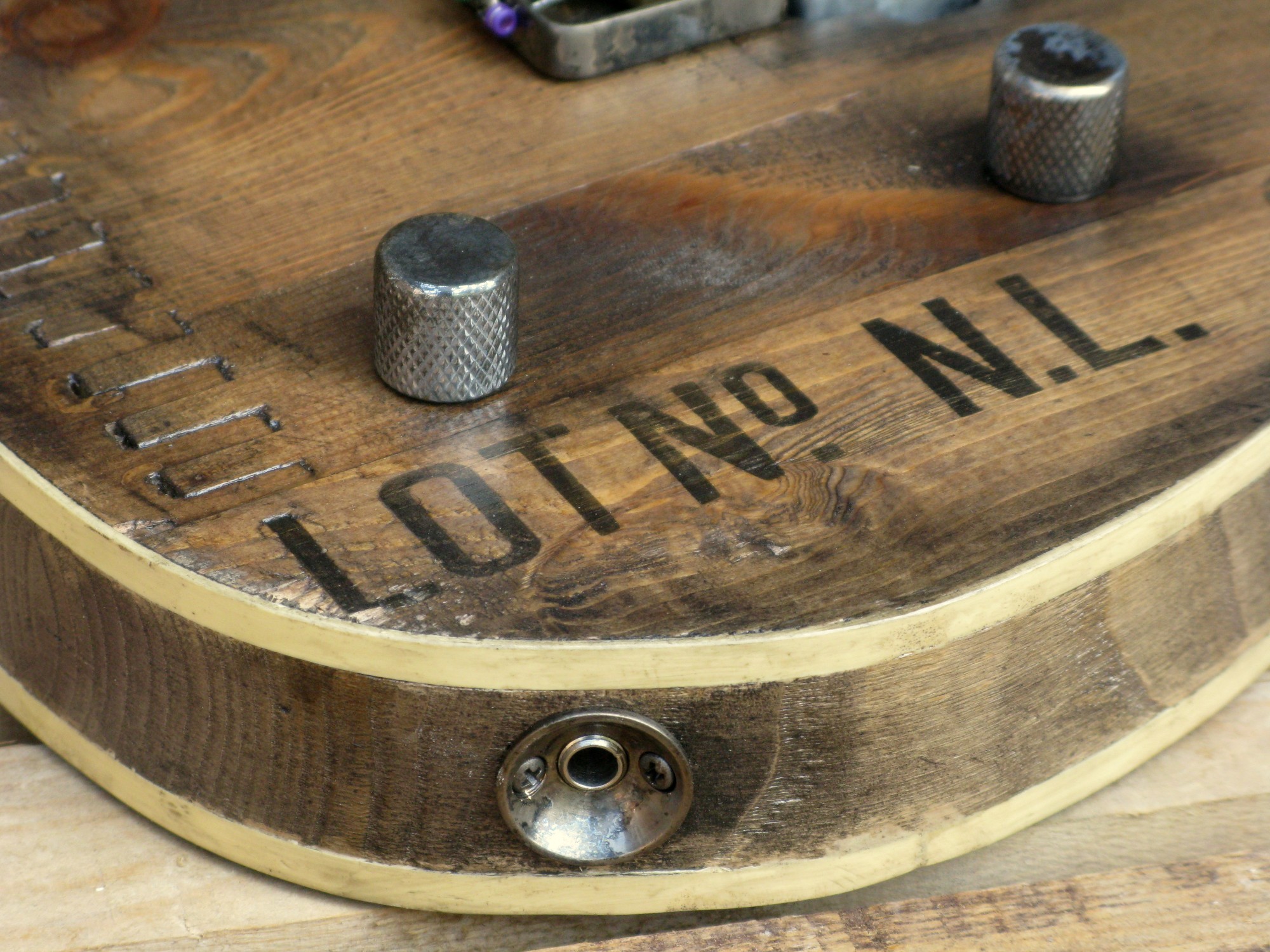 Dettaglio del binding di una chitarra elettrica baritono modello Telecaster con top ricavato da una vecchia cassetta di polvere da sparo