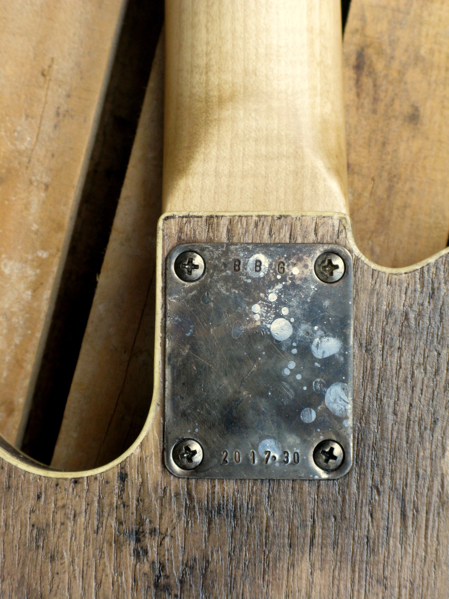 Retro del body di una chitarra elettrica baritono modello Telecaster con top ricavato da una vecchia cassetta di polvere da sparo