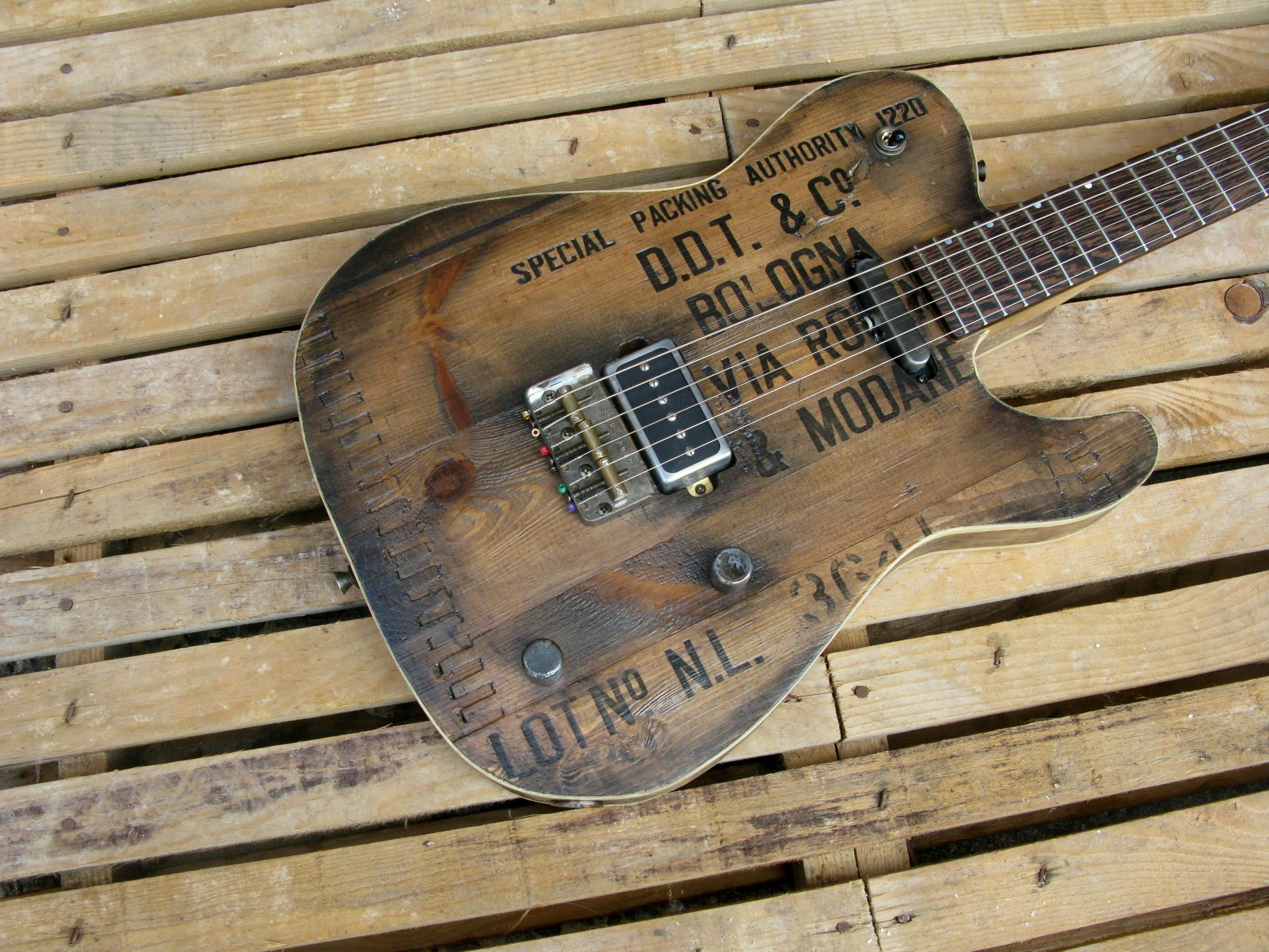 Body in castagno di una chitarra elettrica baritono modello Telecaster con top ricavato da una vecchia cassetta di polvere da sparo