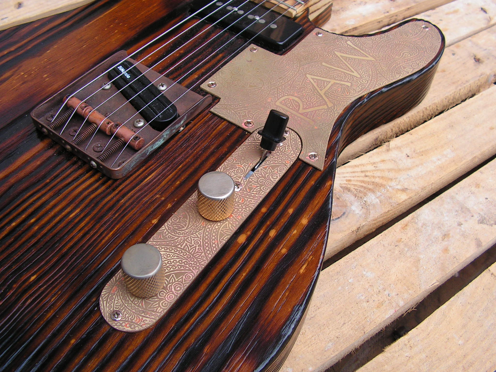 Controlli di una chitarra elettrica telecaster in pino