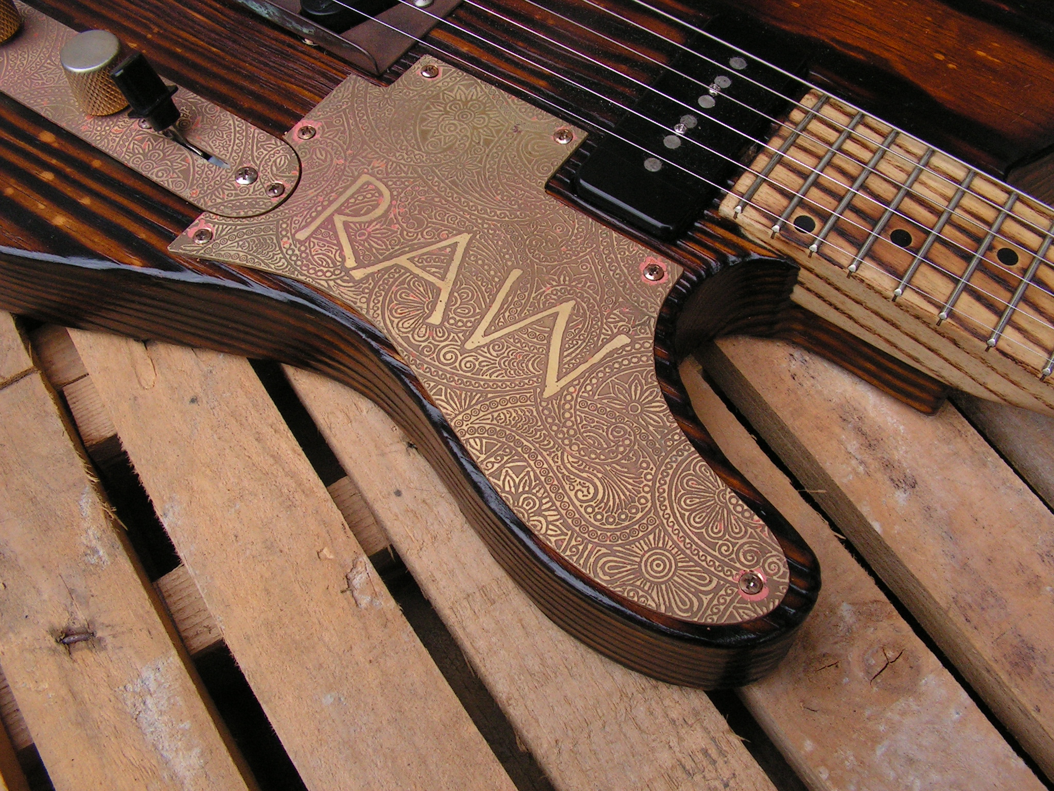 Battipenna inciso di una chitarra elettrica telecaster in pino