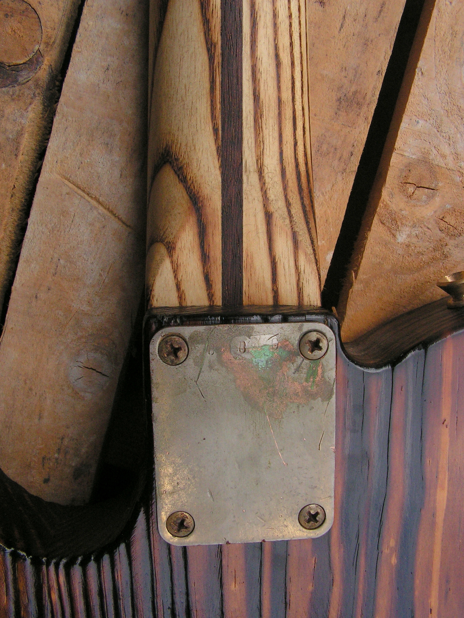 Retro del manico in frassino di una chitarra elettrica telecaster in pino