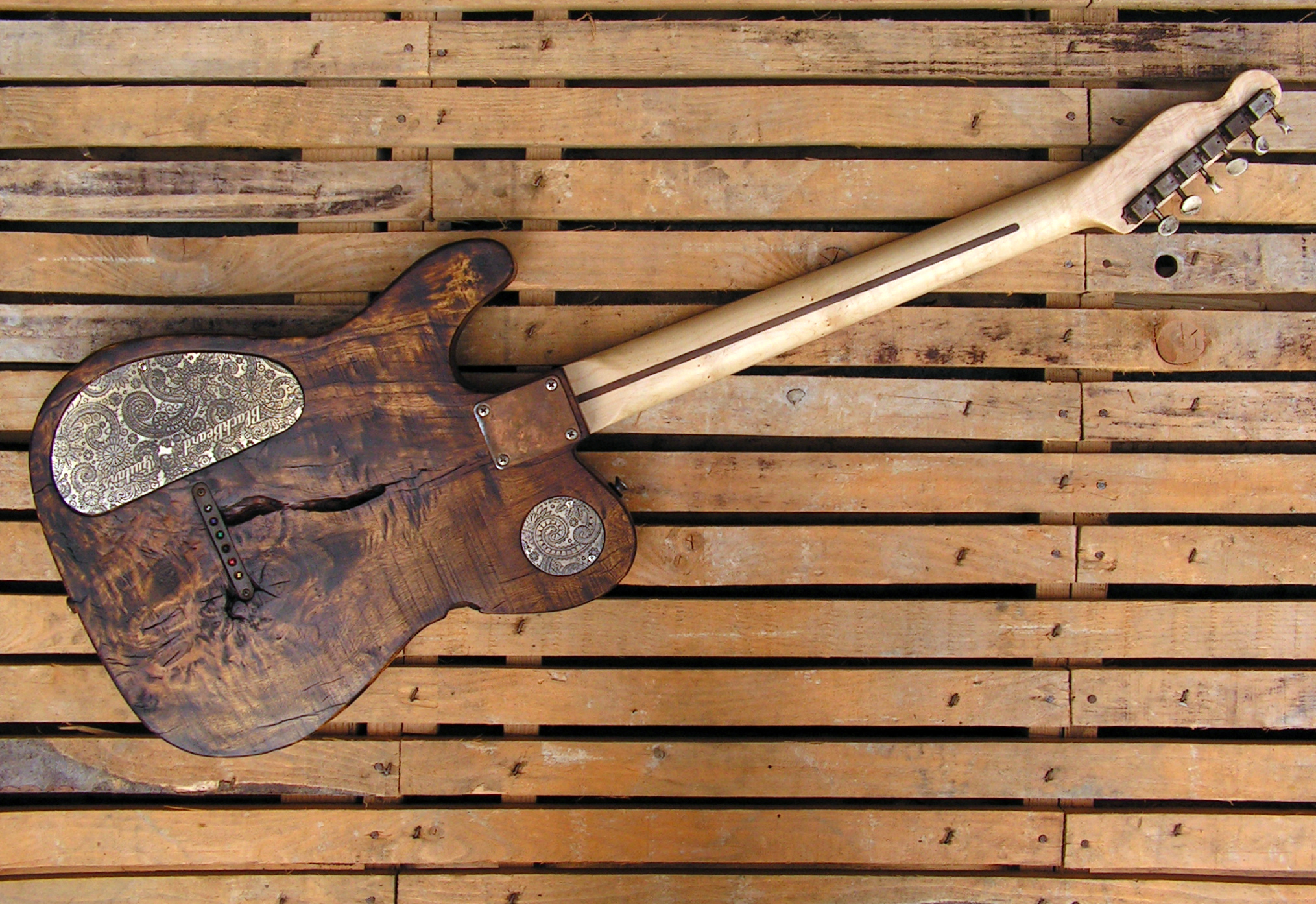 Retro del body in pioppo secolare di una chitarra elettrica Telecaster con manico in acero