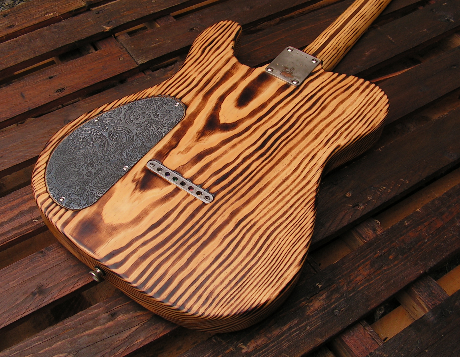 Retro del body di una chitarra Telecaster in pino roasted