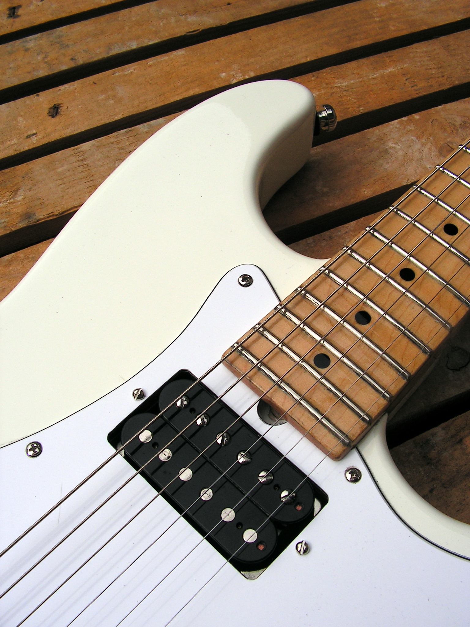 Pickup humbucker al manico di una chitarra Stratocaster