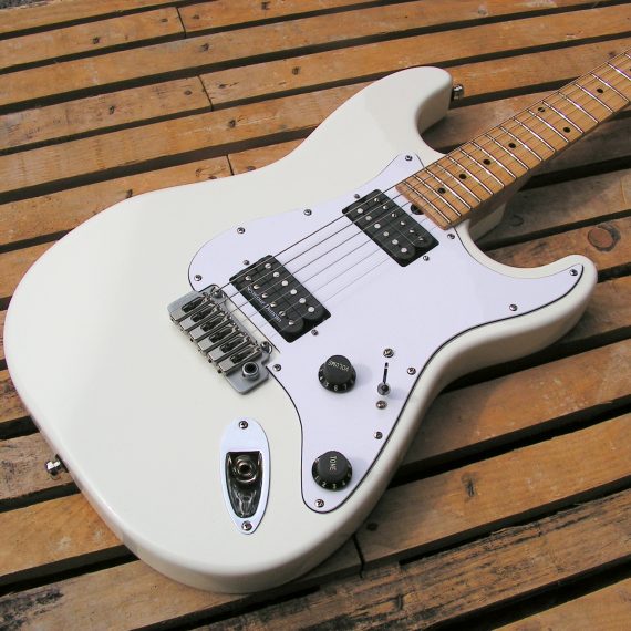 Body di una chitarra Stratocaster con due humbucker