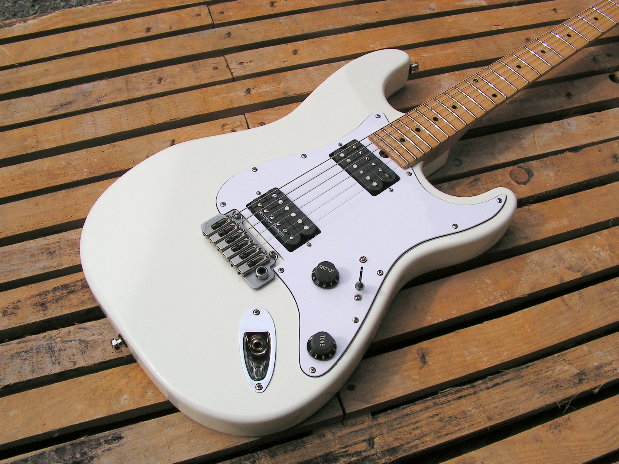 Body di una chitarra Stratocaster con due humbucker
