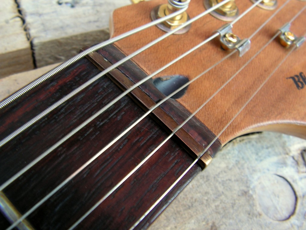 Capotasto di una chitarra Stratocaster in mogano e noce