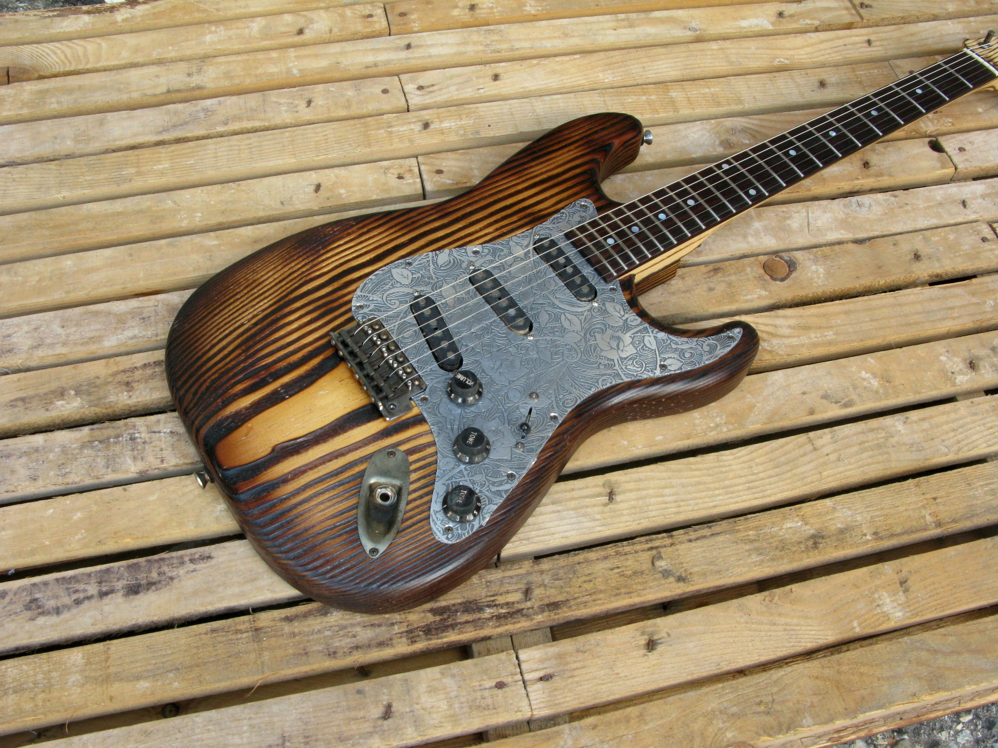 Body di una chitarra Stratocaster in pino roasted