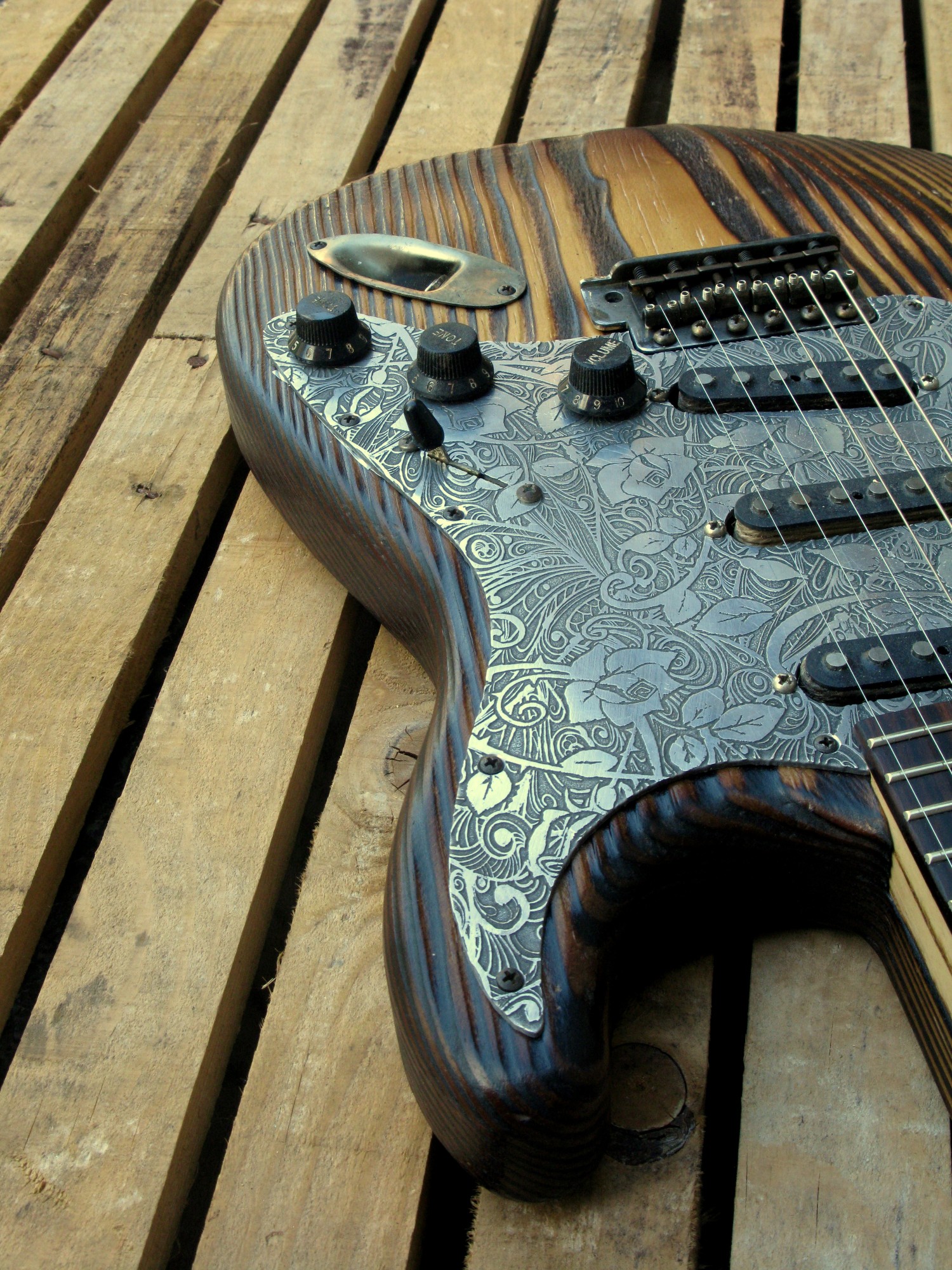 Dettaglio del body di una chitarra Stratocaster in pino roasted