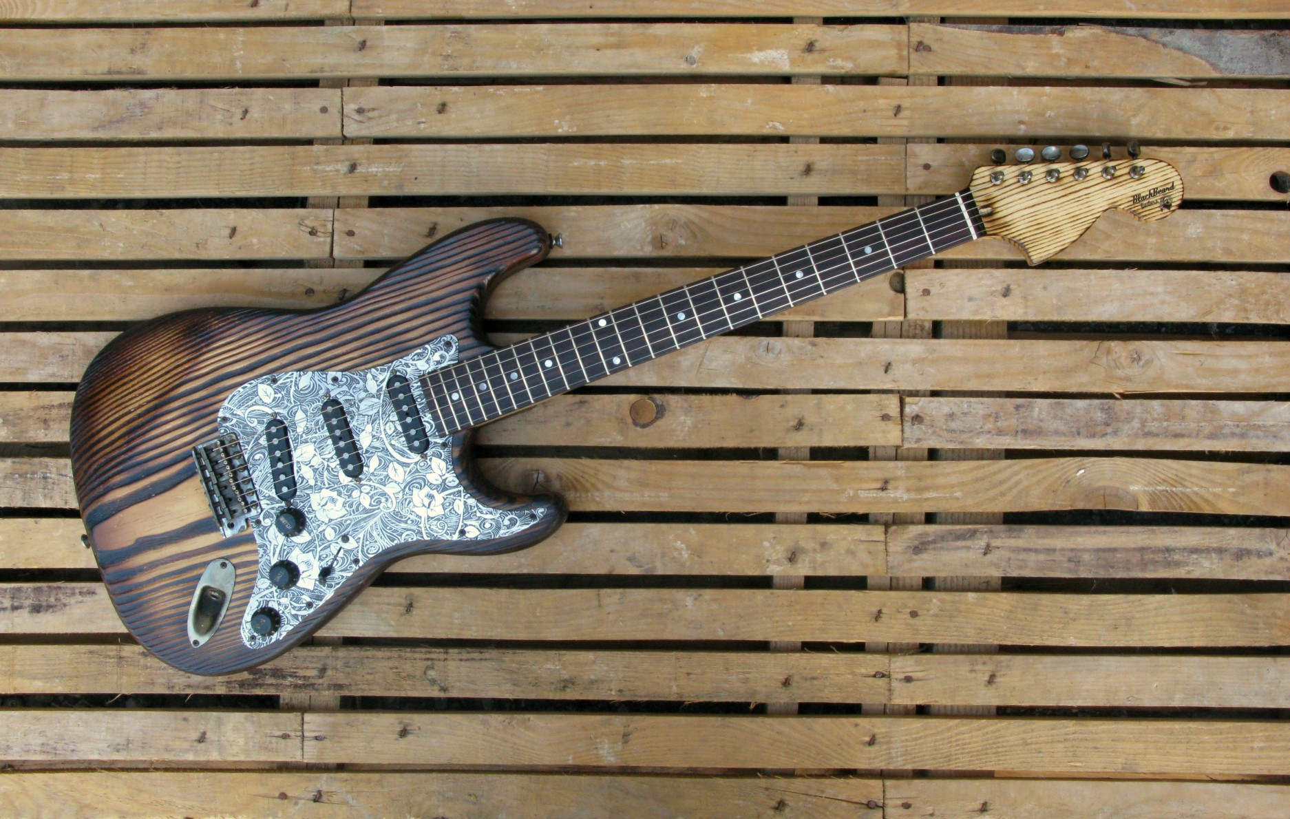 Chitarra Stratocaster in pino roasted