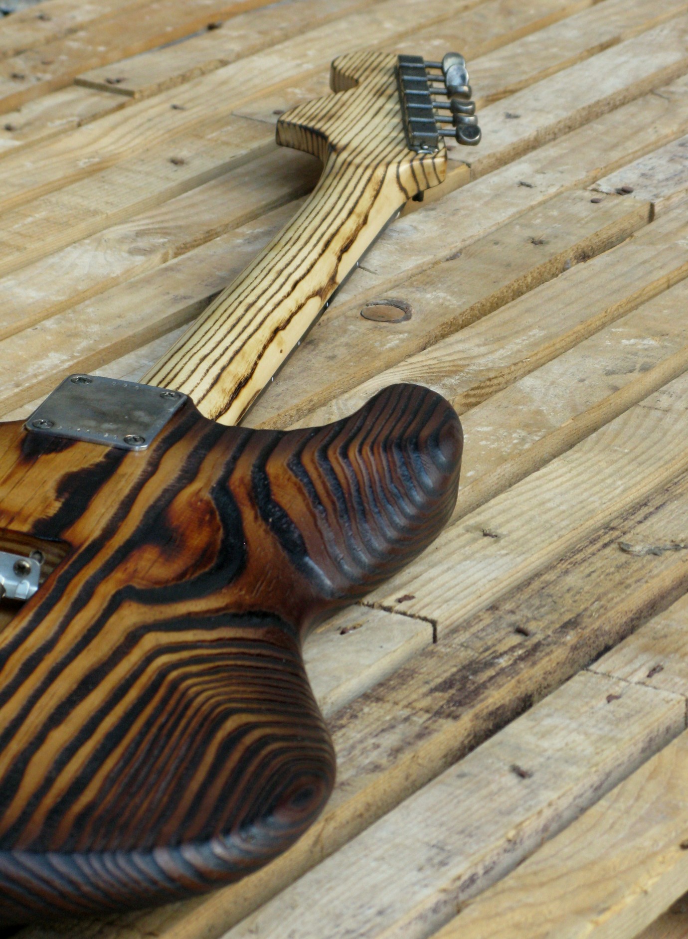 Retro del body di una chitarra Stratocaster in pino roasted