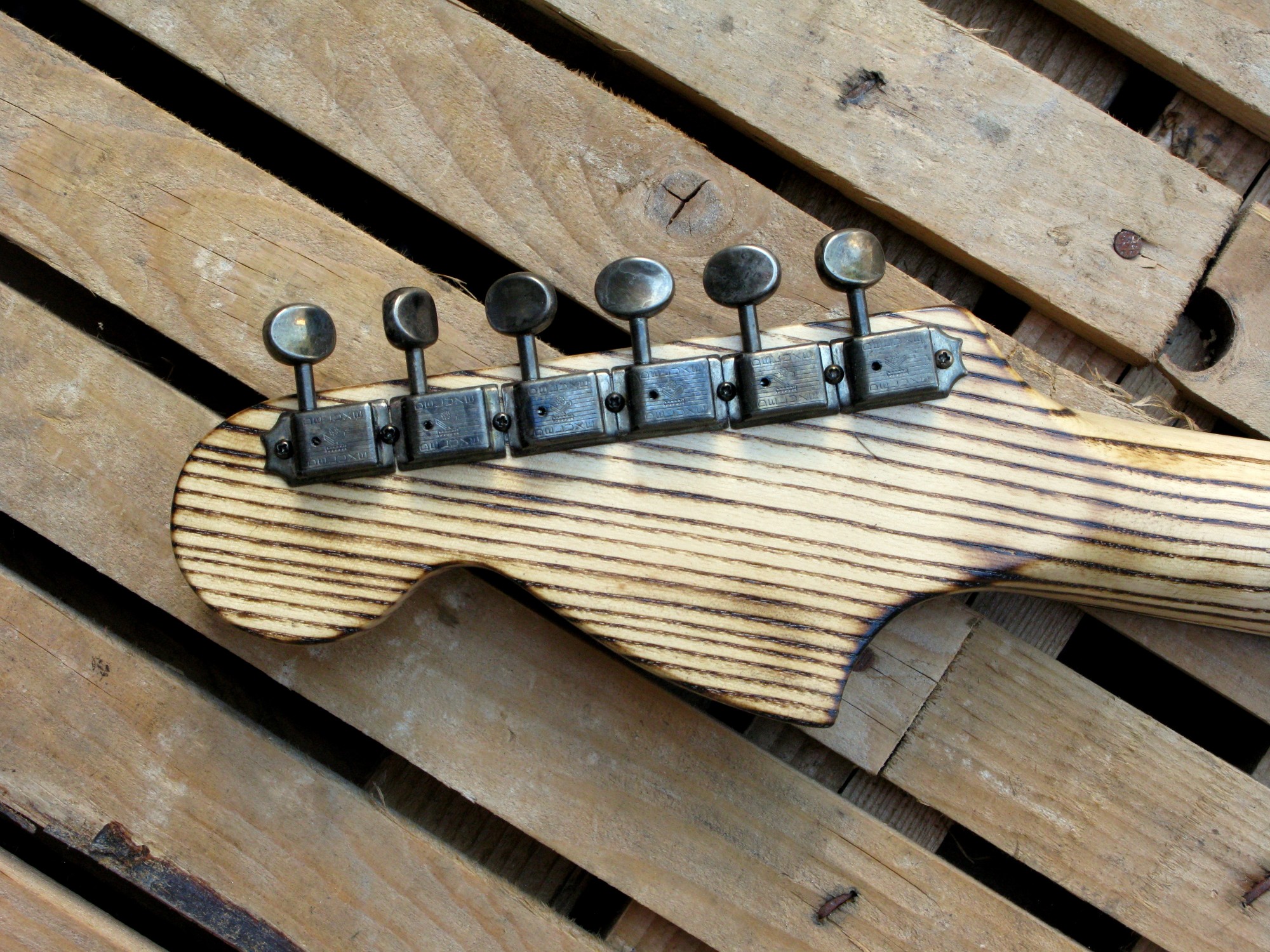 Retro della paletta di una chitarra Stratocaster in pino roasted