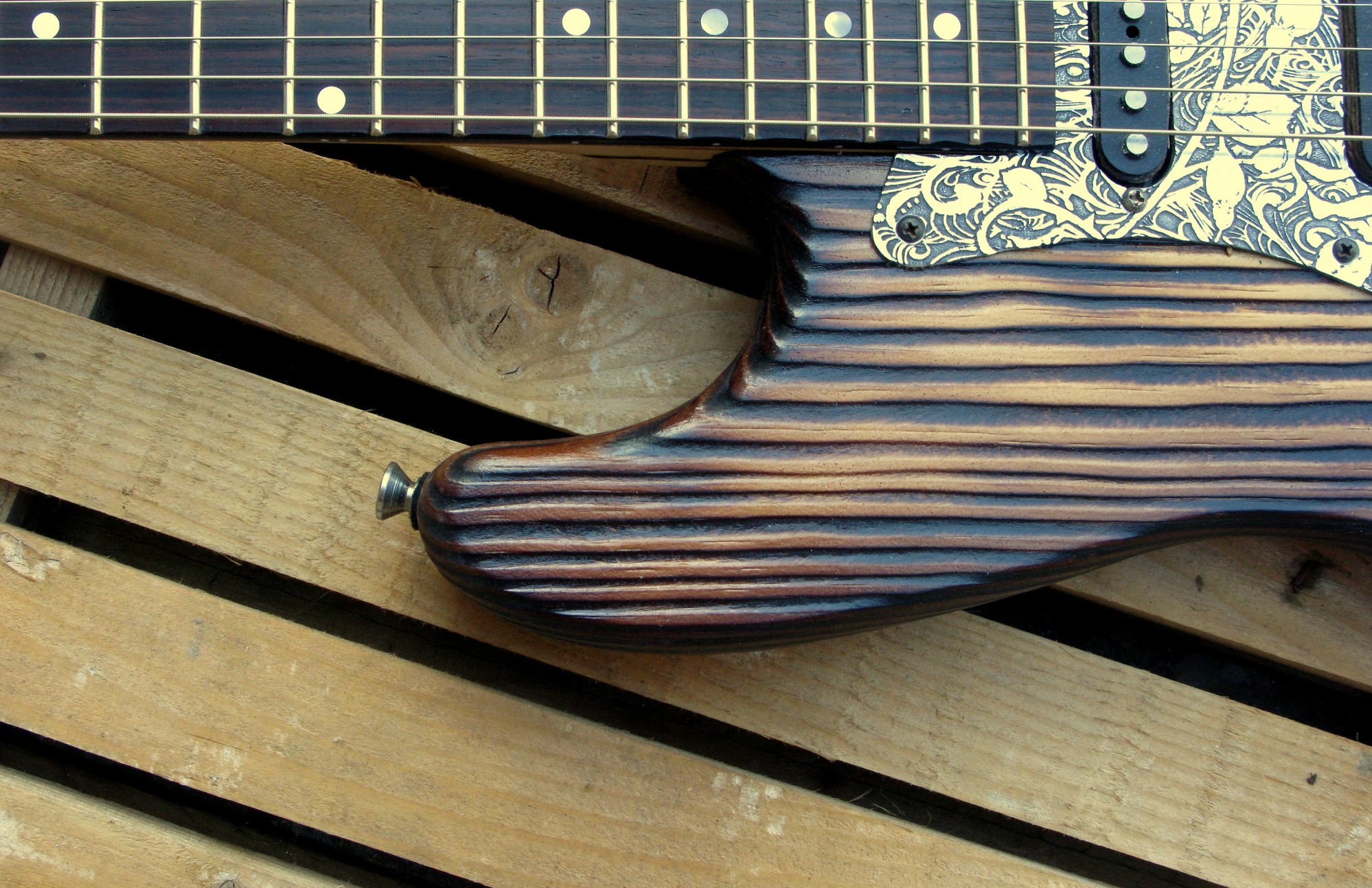 Dettaglio del body di una chitarra Stratocaster in pino roasted