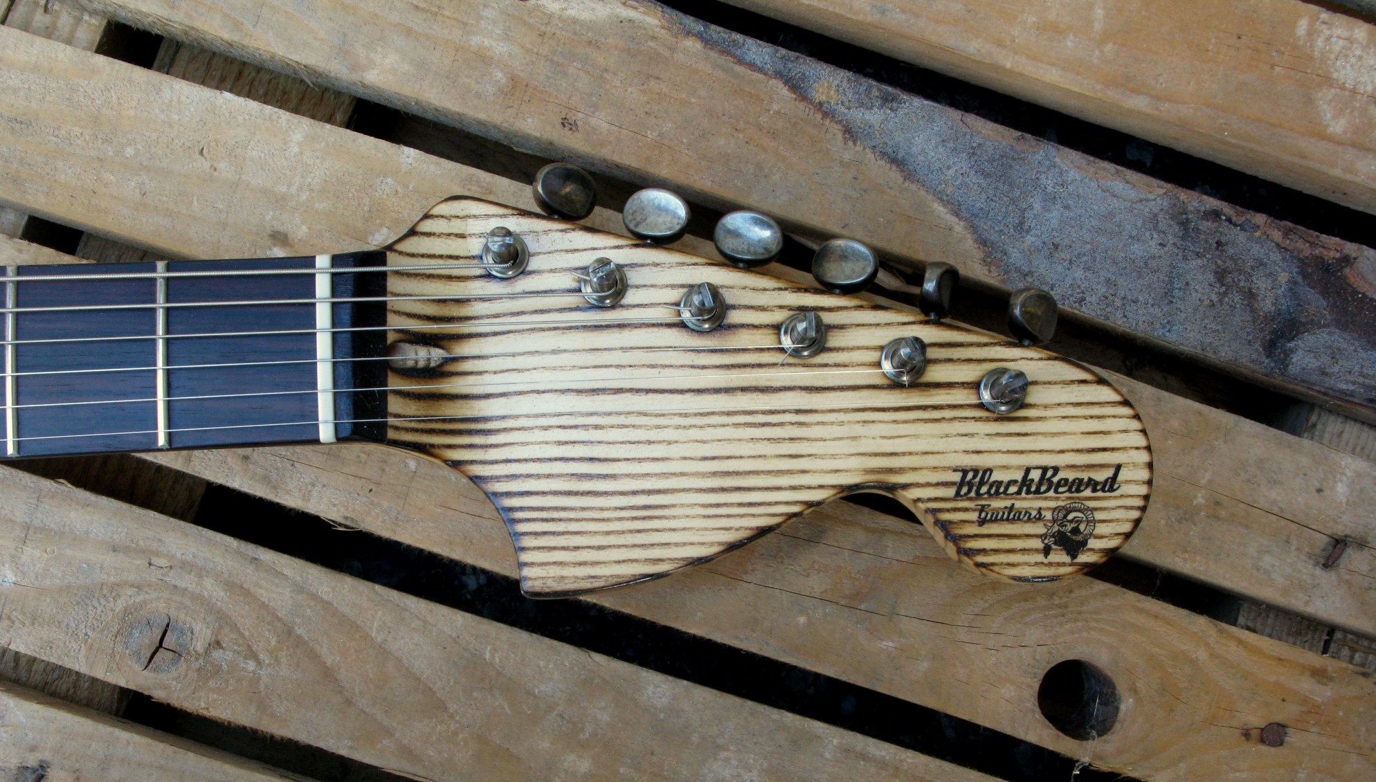 Paletta di una chitarra Stratocaster in pino roasted