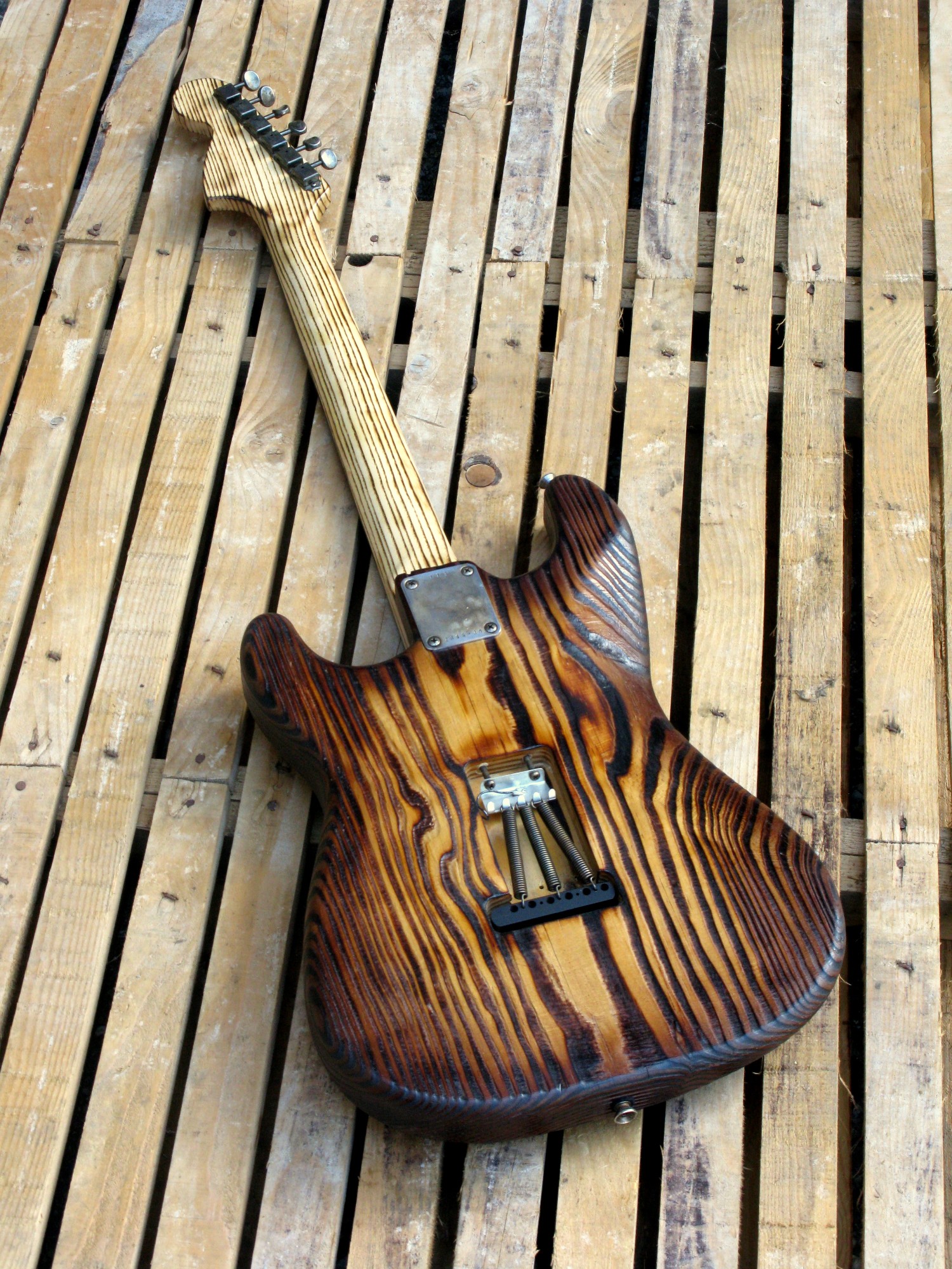 Retro del body di una chitarra Stratocaster in pino roasted