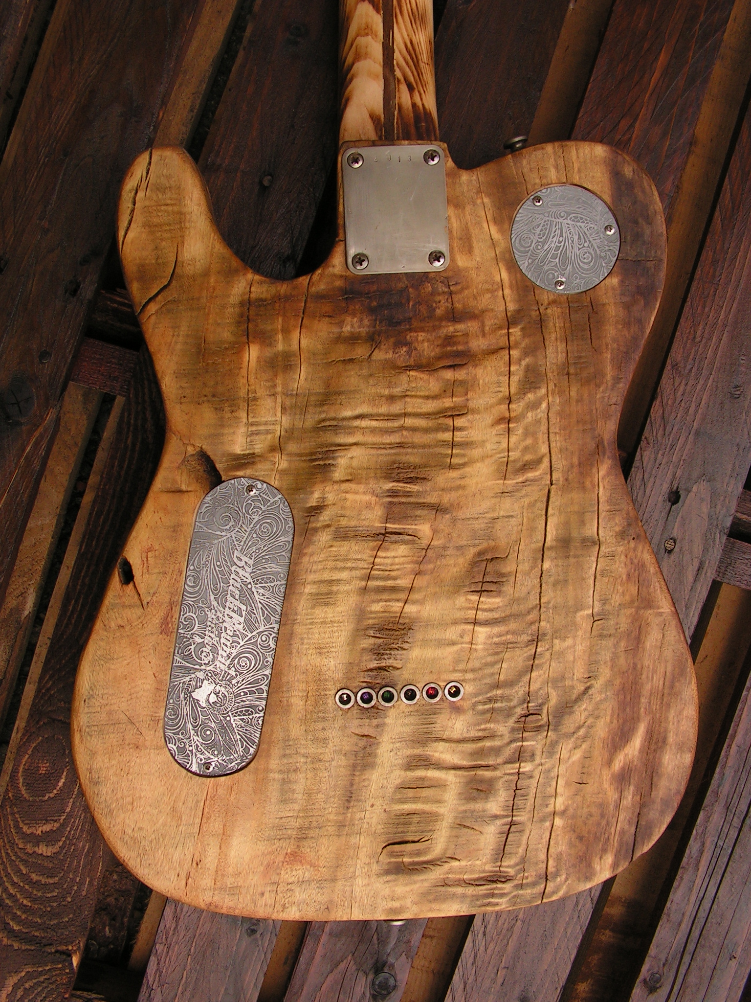 Retro del body di una chitarra Telecaster in radica di pioppo