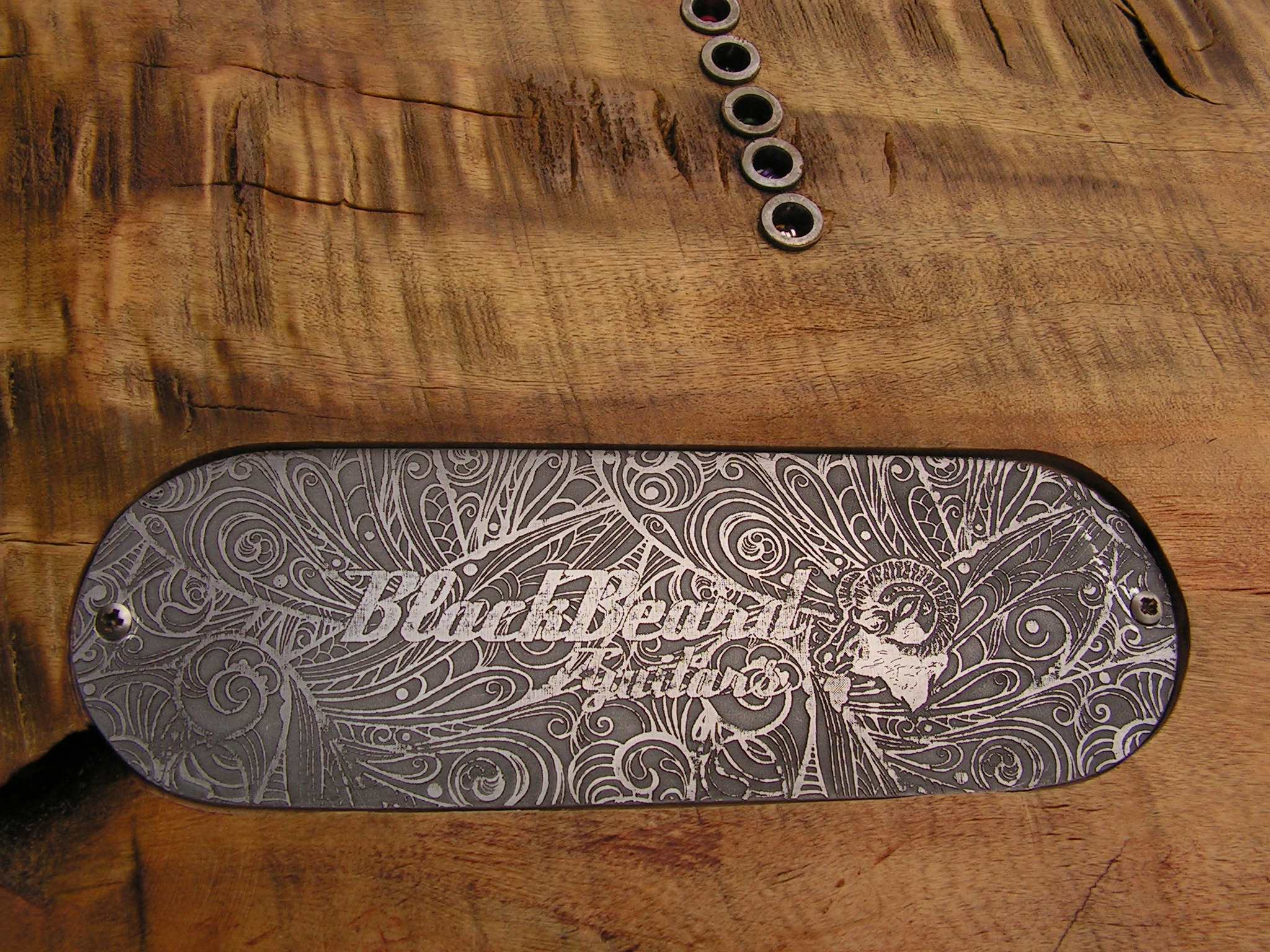 Coperchio inciso sul retro del body di una chitarra Telecaster in radica di pioppo