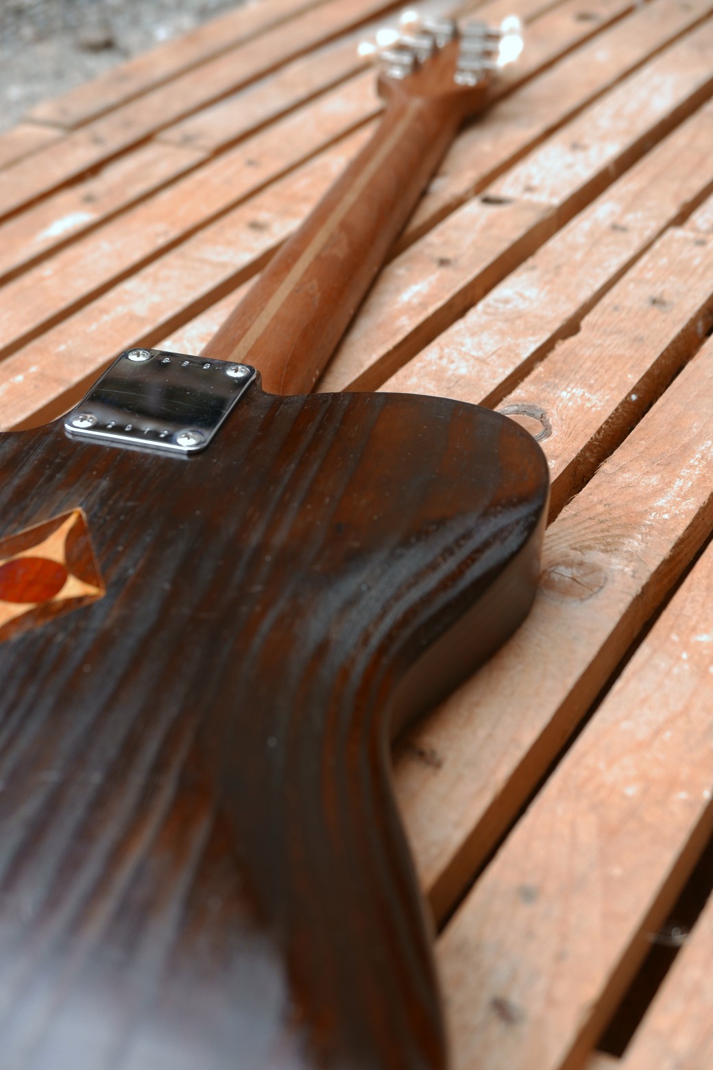 Retro di una chitarra Telecaster in pino con manico in teak e paletta snakehead