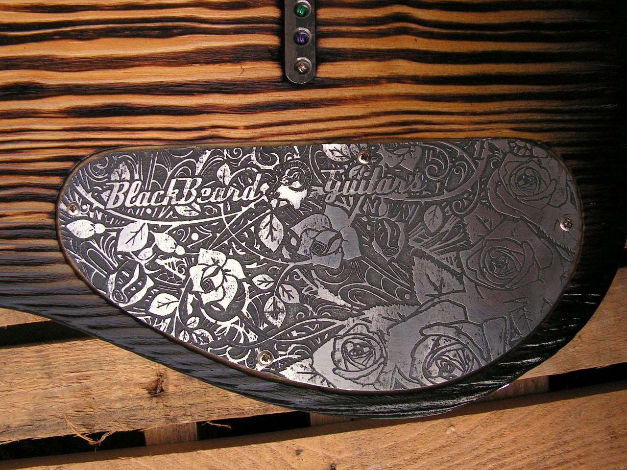 Coperchio inciso sul retro del body di una chitarra Telecaster Thinline in pino roasted