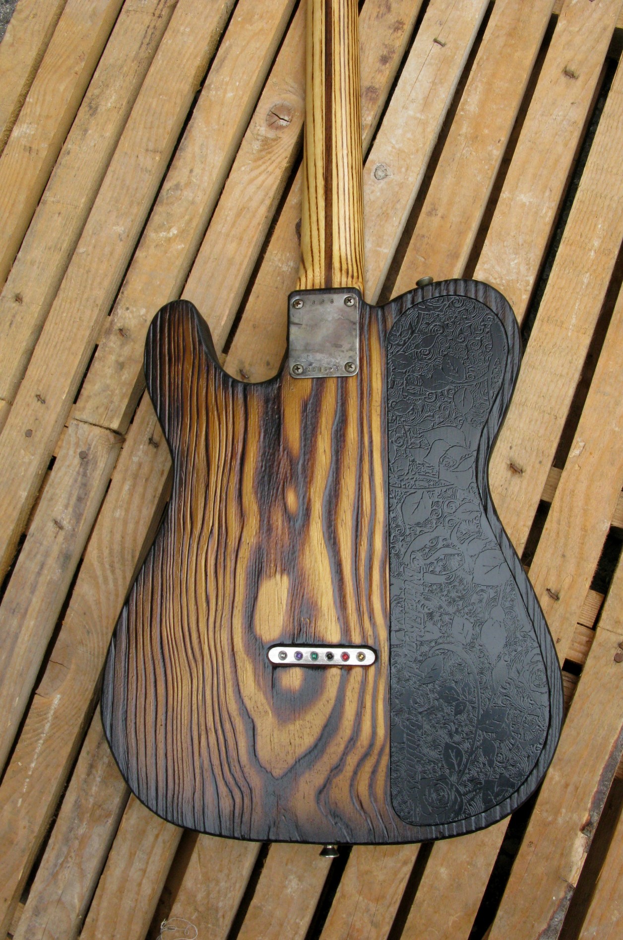 Retro del body di una chitarra Telecaster Thinline in pino roasted