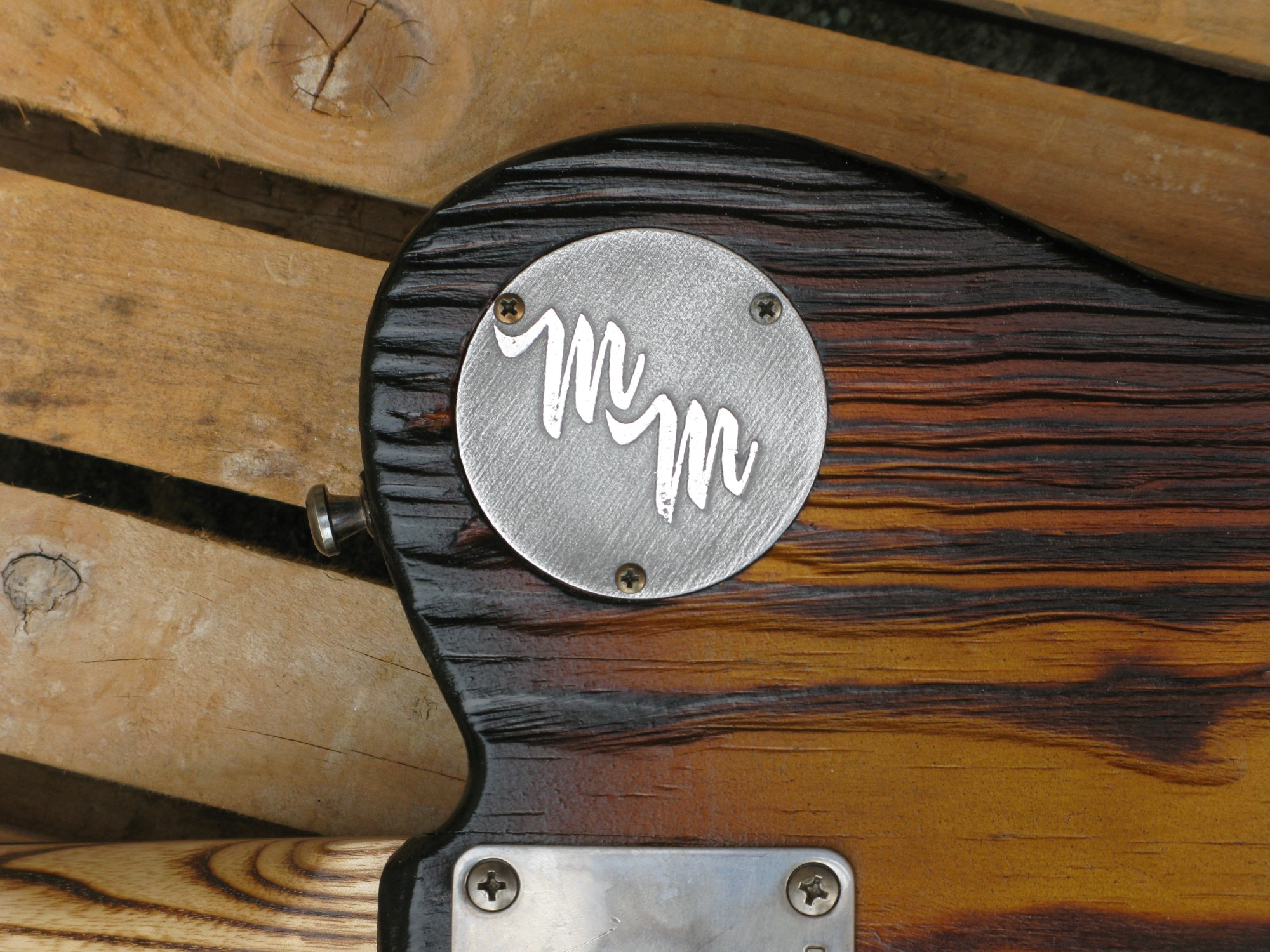 Coperchio inciso sul retro del body di una chitarra Telecaster in pino roasted
