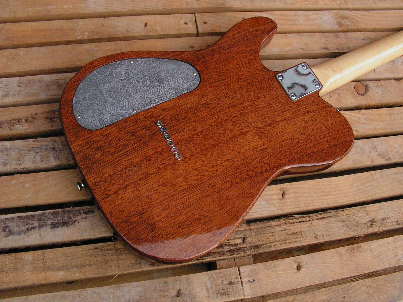 Retro del body di una chitarra Telecaster in mogano con top in acero