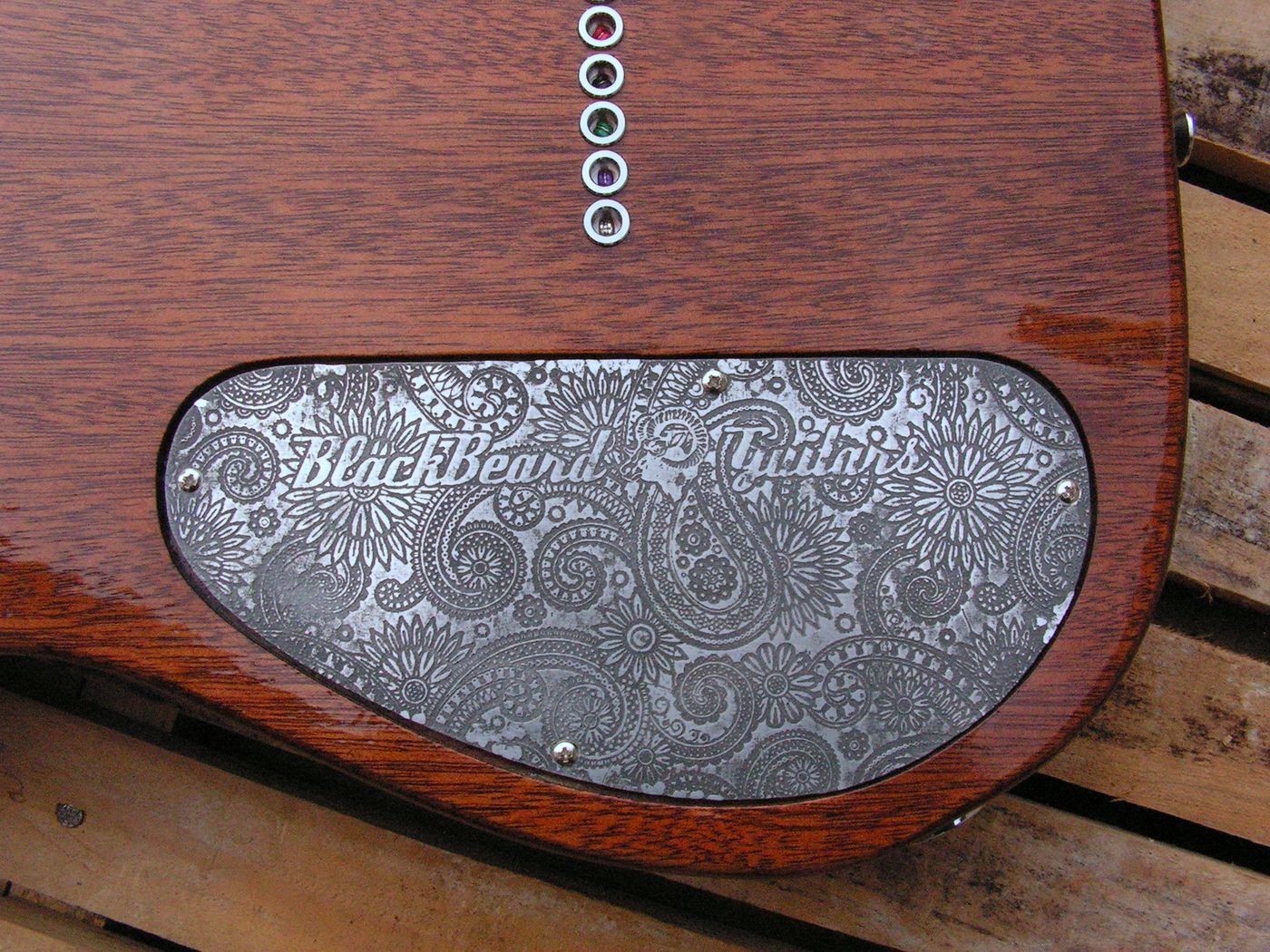 Coperchio inciso sul retro del body di una chitarra Telecaster in mogano con top in acero