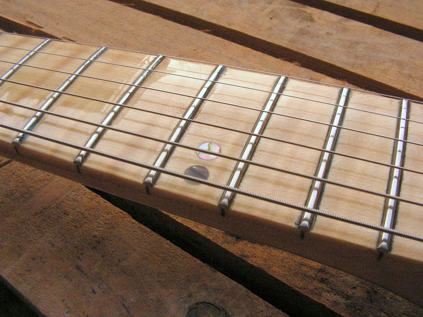 Tastiera in acero di una chitarra Telecaster in mogano con top in acero