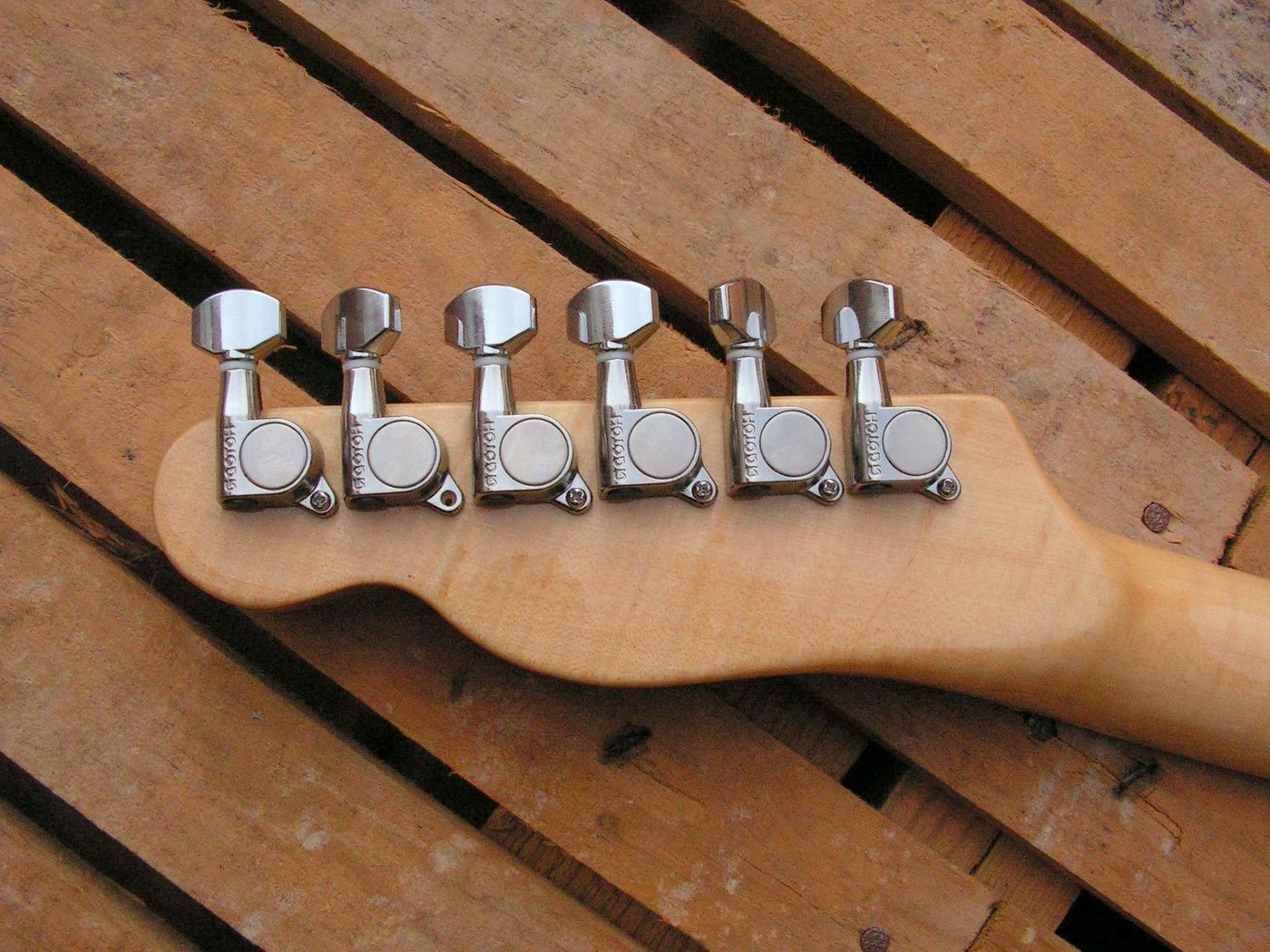 Retro della paletta in acero di una chitarra Telecaster in mogano con top in acero