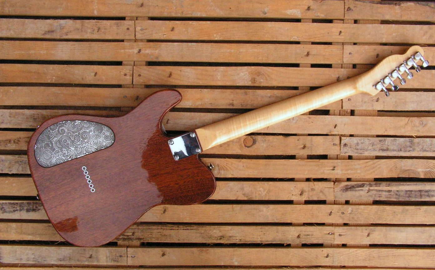 Retro di una chitarra Telecaster in mogano con top in acero