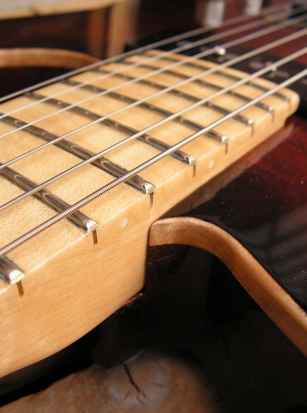 Tastiera in acero di una chitarra Telecaster in mogano con top in acero