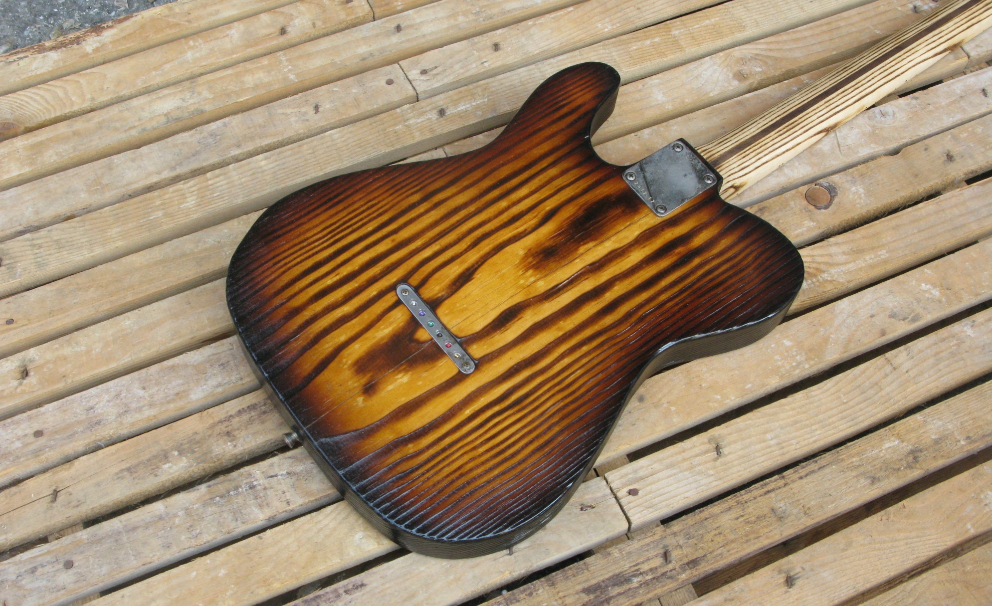 Retro del body di una chitarra Telecaster in pino roasted