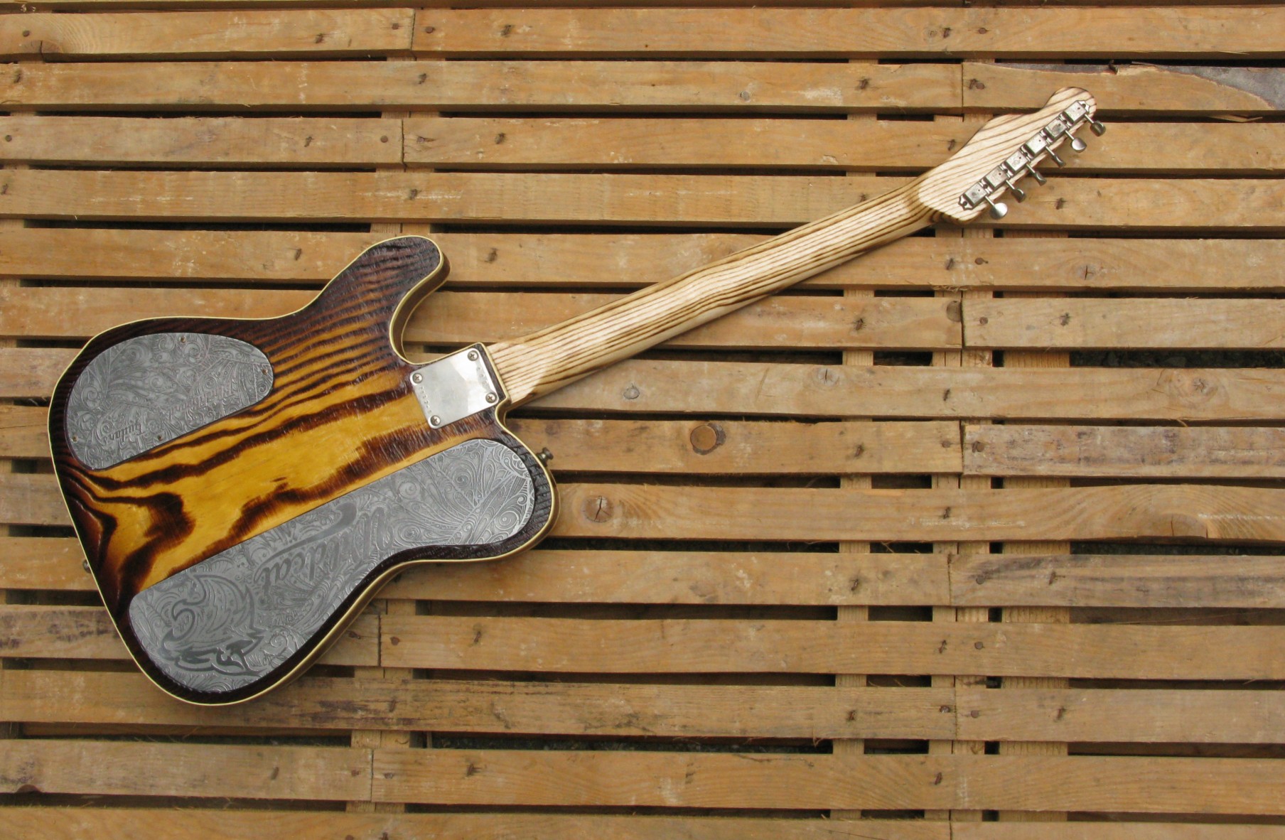Retro di una chitarra Telecaster Thinline in yellow pine roasted